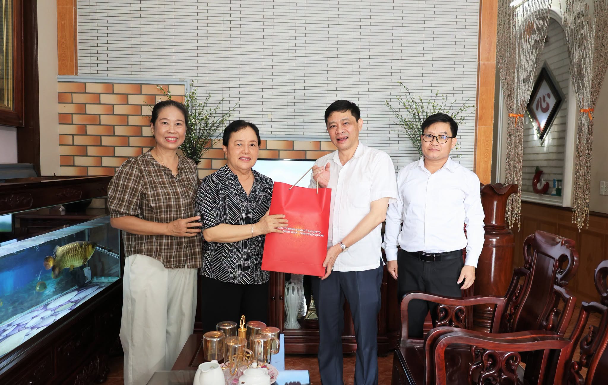 Đồng chí Chủ tịch Uỷ ban nhân dân phường Minh Xuân thăm, tặng quà nguyên lãnh đạo tỉnh, người có uy tín nhân dịp Quốc khánh 2/9
