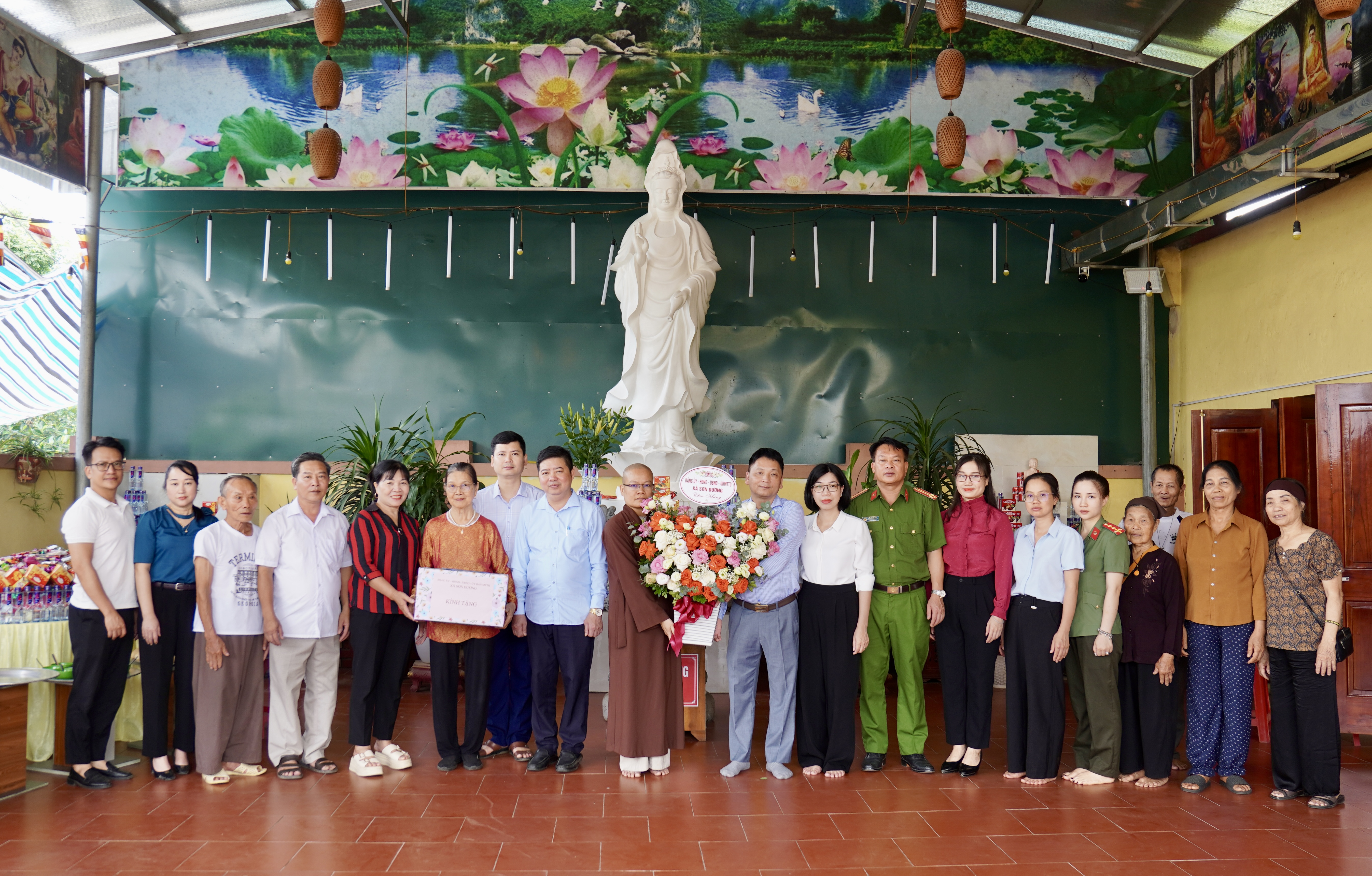 Đồng chí Chủ tịch UBND xã thăm, tặng quà chúc mừng đại lễ Phật đản năm 2026 tại chùa Hưng Thủy
