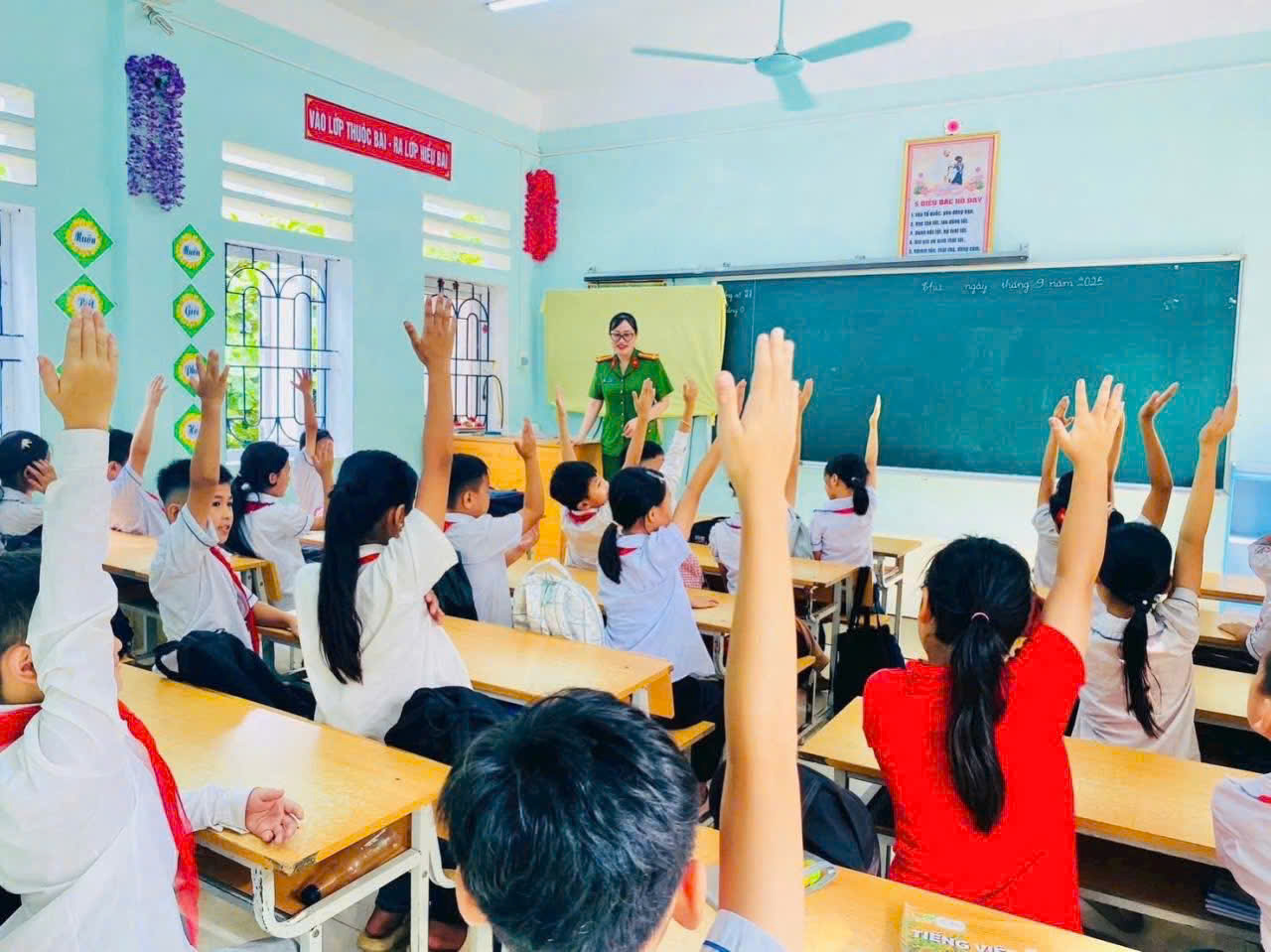 CÔNG AN XÃ LINH HỒ TUYÊN TRUYỀN PHÁP LUẬT VỀ TRẬT TỰ AN TOÀN GIAO THÔNG DỊP ĐẦU NĂM HỌC 
