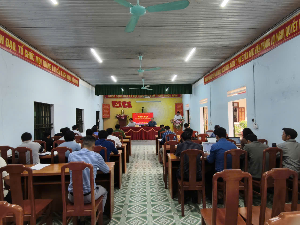  UỶ BAN NHÂN DÂN XÃ CÁN TỶ TỔ CHỨC PHIÊN HỌP THƯỜNG KỲ THÁNG 3 TRIỂN KHAI PHƯƠNG HƯỚNG, NHIỆM VỤ TRỌNG TAM THÁNG 4