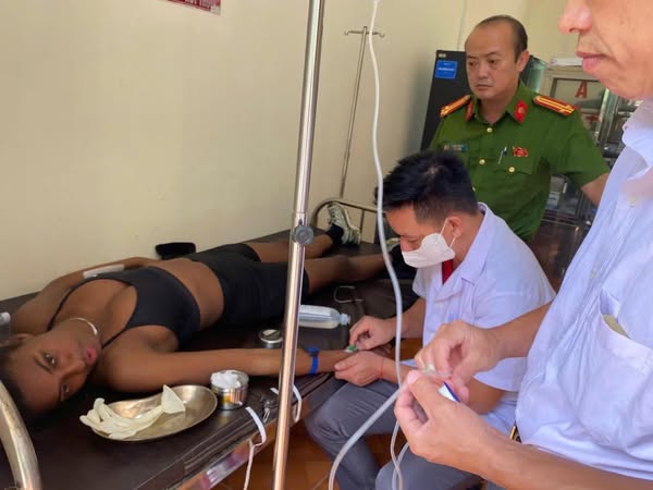 CÔNG AN XÃ PHỐ BẢNG KỊP THỜI SƠ CỨU DU KHÁCH NGƯỜI NƯỚC NGOÀI
