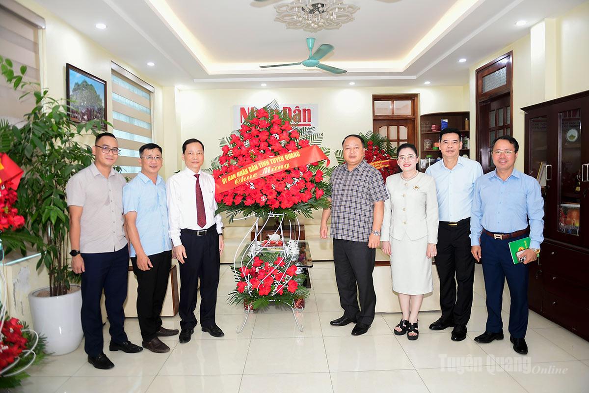 Đồng chí Phan Huy Ngọc, Phó Bí thư Tỉnh ủy, Chủ tịch UBND tỉnh chúc mừng cơ quan Văn phòng đại diện Báo Nhân Dân tại Tuyên Quang