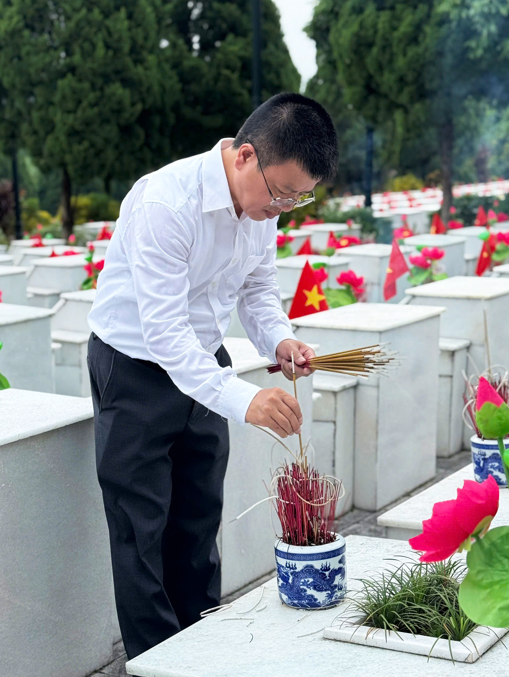 Đoàn đại biểu Sở Ngoại vụ tỉnh Tuyên Quang dâng hương tưởng niệm các Anh hùng liệt sĩ mặt trận Vị Xuyên tại Nghĩa trang liệt sĩ Quốc gia Vị Xuyên và Điểm cao 468, xã Thanh Thủy