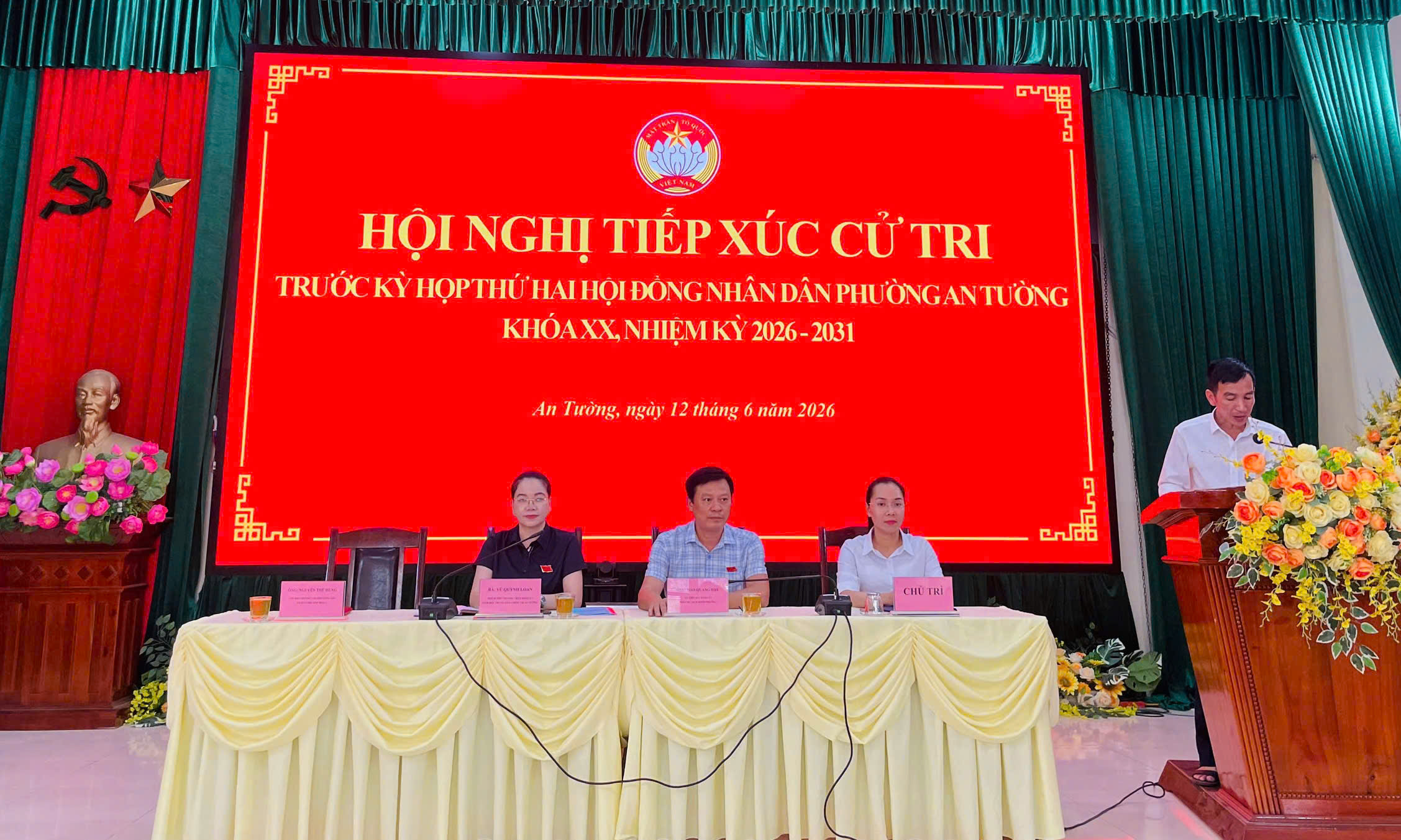 Đồng chí Phó Bí thư Thường trực Đảng uỷ, Giám đốc Trung tâm Chính trị An Tường Vũ Quỳnh Loan và Tổ đại biểu số 03 HĐND phường An Tường tiếp xúc cử tri trước kỳ họp thứ hai HĐND phường XX, nhiệm kỳ 2026-2031