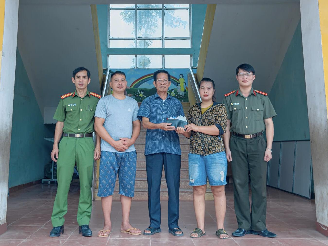 CÔNG AN XÃ THÁI SƠN TRAO TRẢ TÀI SẢN CHO NGƯỜI DÂN ĐÁNH RƠI