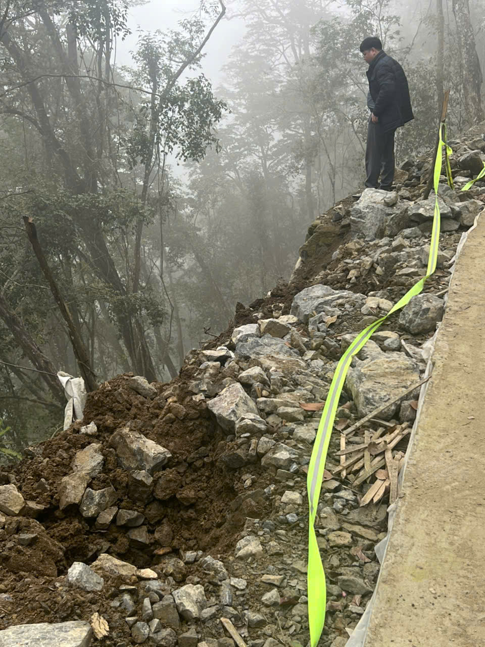 LÃNH ĐẠO XÃ MINH TÂN KIỂM TRA CÔNG TÁC AN NINH TRẬT TỰ VÀ AN TOÀN GIAO THÔNG TẠI CÁC THÔN MÃ HOÀNG PHÌN, THÔN  TẢ LÈNG