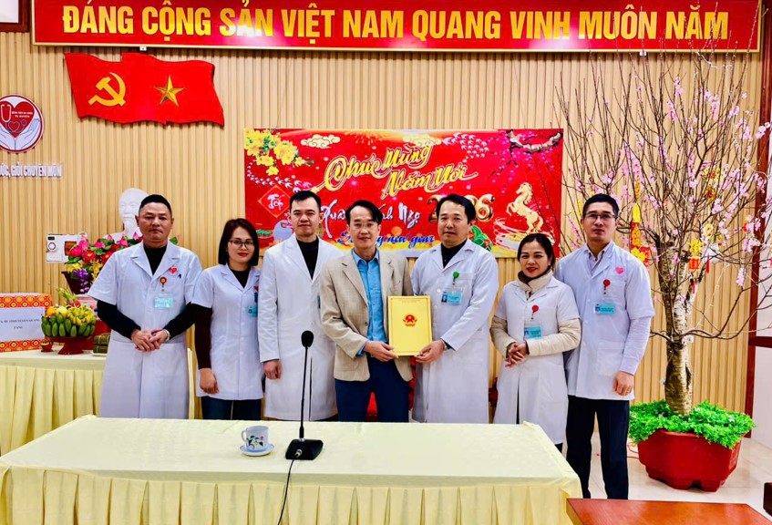 Lãnh đạo UBND xã Vị Xuyên chúc Tết, động viên tập thể cán bộ, thăm và tặng quà bệnh nhân tại Bệnh viện Đa khoa khu vực Vị Xuyên