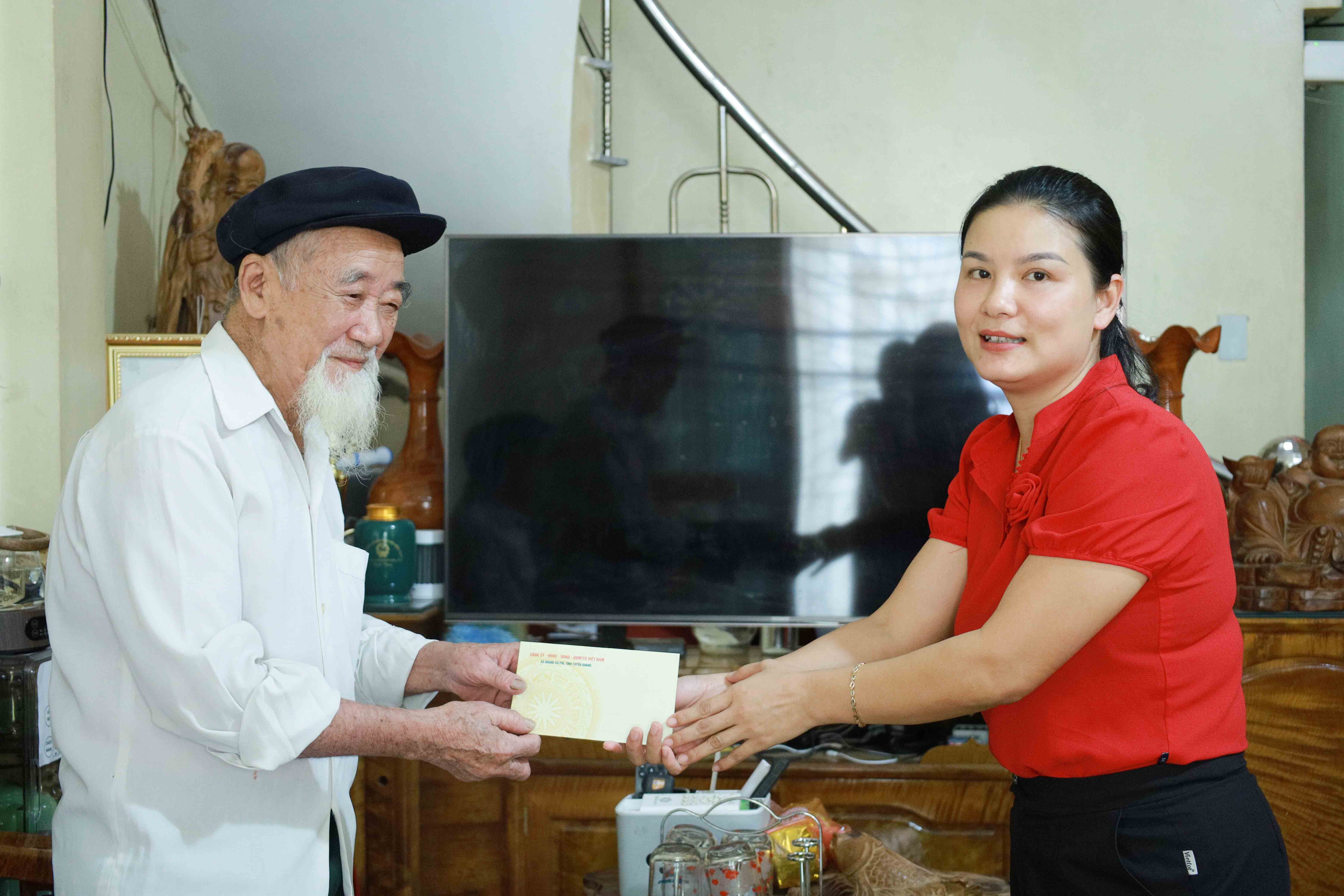 Phó Bí thư Thường trực Đảng uỷ Nguyễn Thị Bích Hằng thăm và tặng quà một số cụ người cao tuổi trên địa bàn