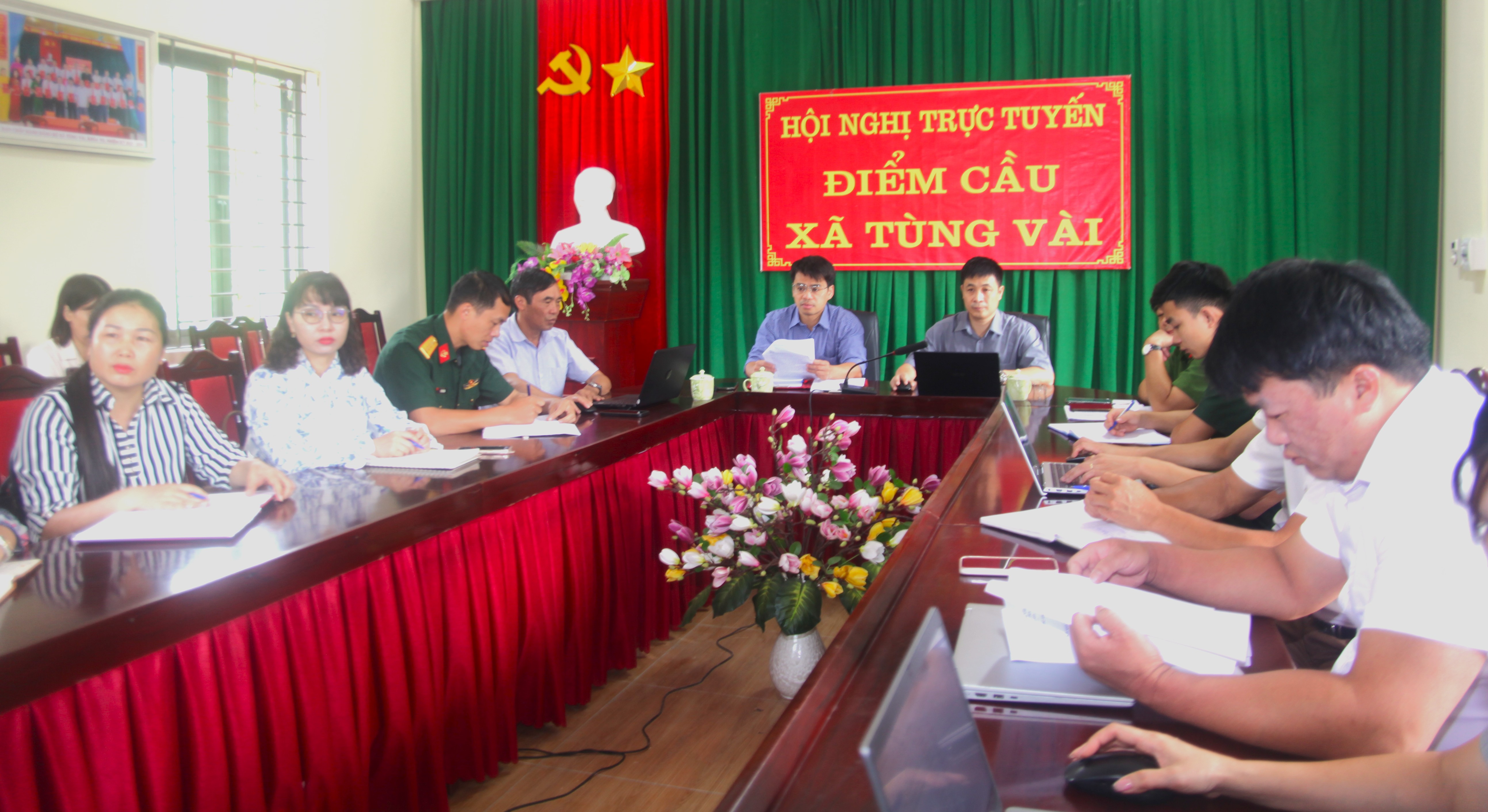 Điểm cầu xã Tùng Vài dự họp trực tuyến triển khai kế hoạch ứng phó với các sự cố trên địa bàn tỉnh