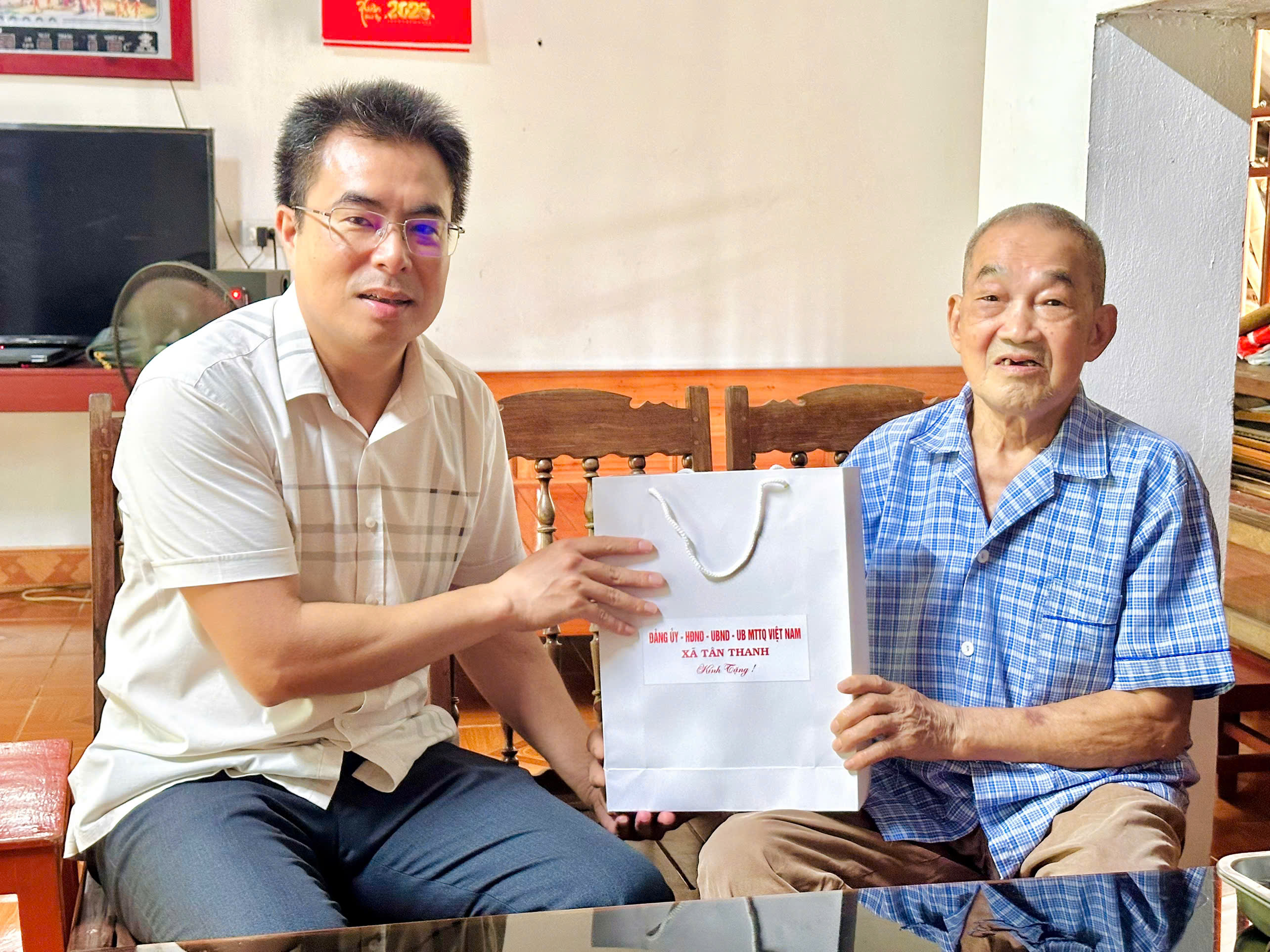 Các đồng chí lãnh đạo xã Tân Thanh thăm, tặng quà người có công với cách mạng nhân dịp kỷ niệm ngày Thương binh - Liệt sĩ 27-7
