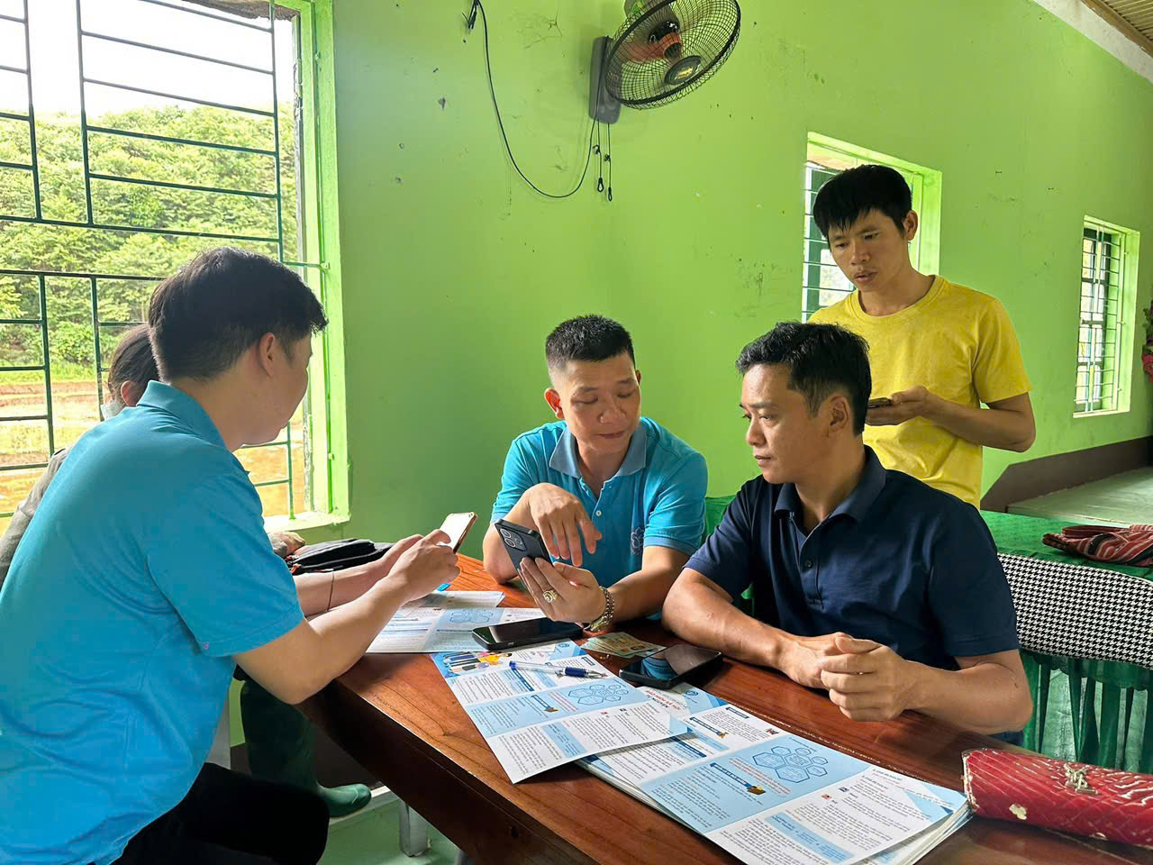 CÁC TỔ CÔNG TÁC XÃ TÂN TRỊNH TÍCH CỰC RÀ SOÁT, ĐỒNG BỘ THÔNG TIN THẺ BHYT, CĂN CƯỚC CÔNG DÂN VÀ ỨNG DỤNG VNeID, VssID