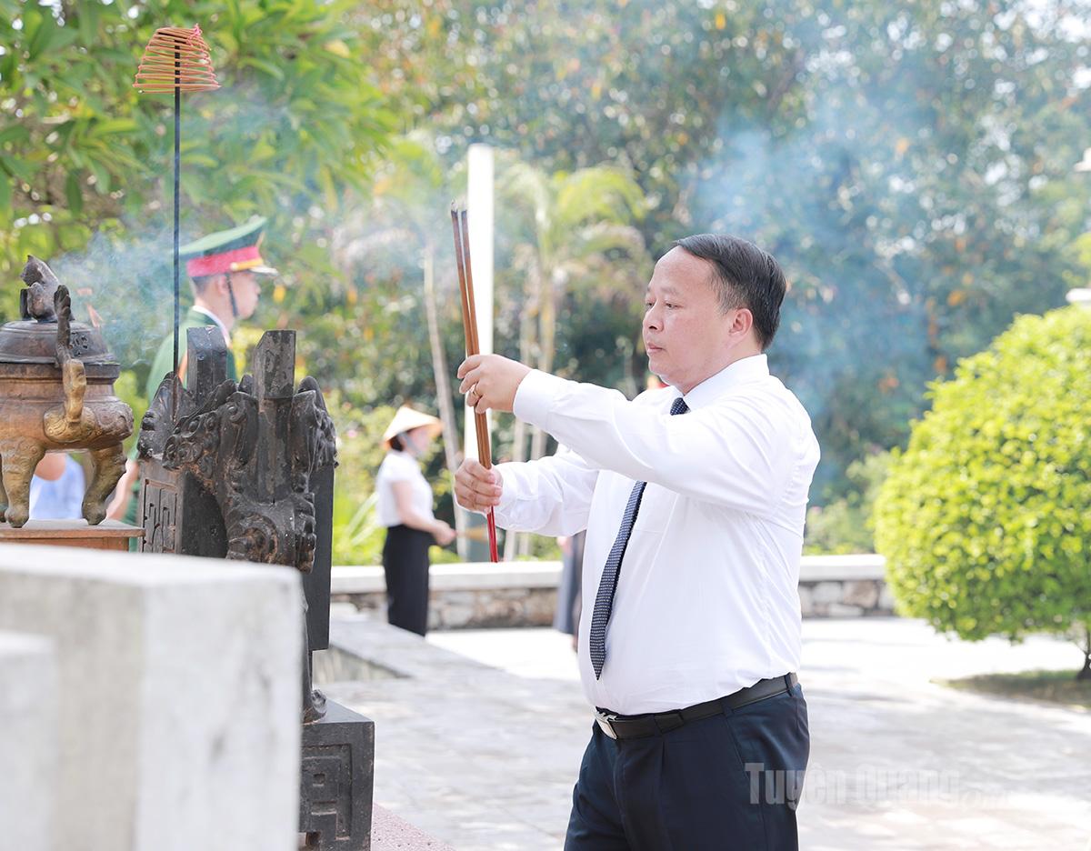 Đoàn đại biểu Đại hội Thi đua yêu nước dâng hương, dâng hoa Đền thờ Chủ tịch Hồ Chí Minh và Đài tưởng niệm các Anh hùng liệt sĩ