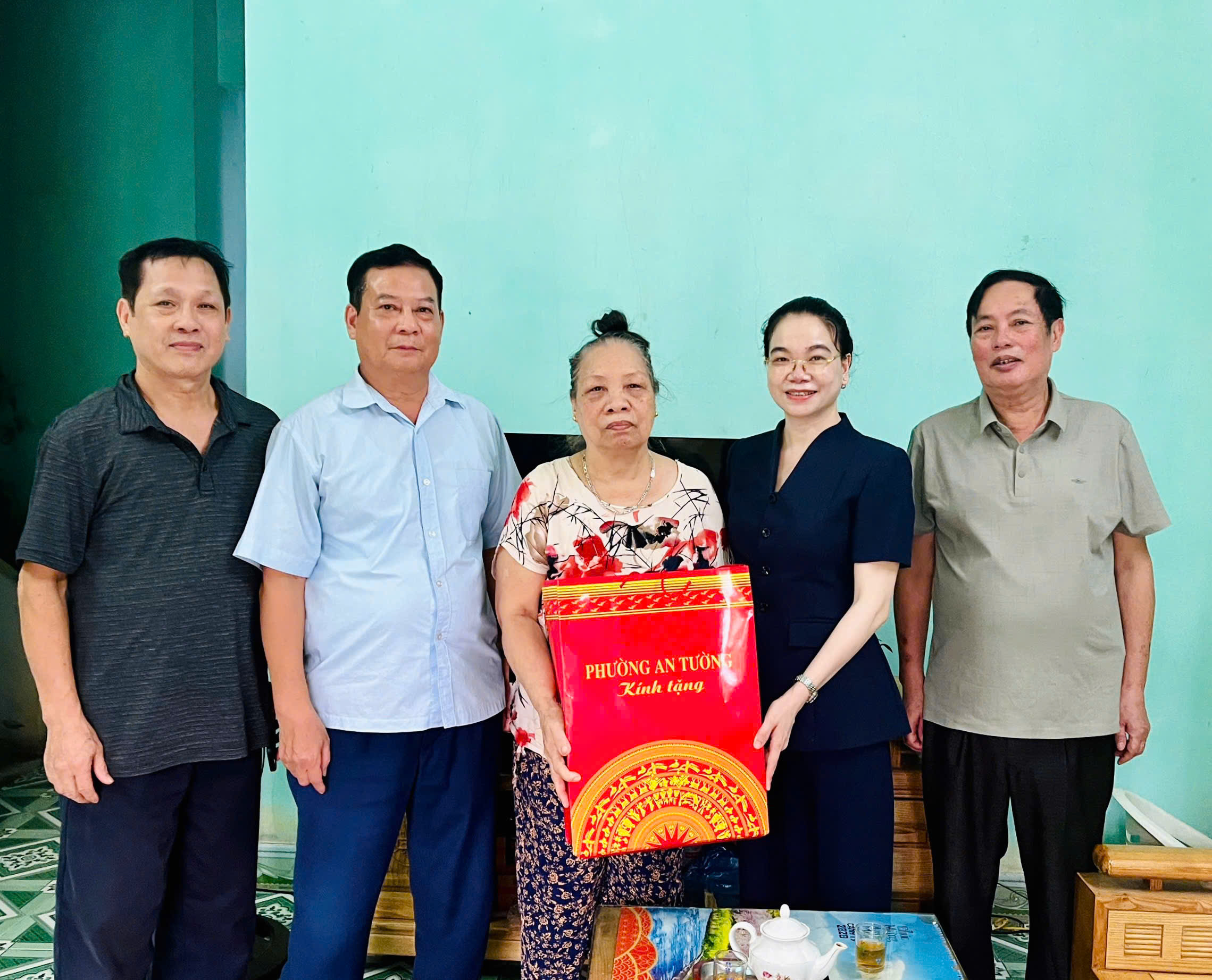 Đồng chí Phó Bí thư Thường trực Đảng ủy, Giám đốc Trung tâm Chính trị phường An Tường Vũ Quỳnh Loan thăm, tặng quà thân nhân liệt sĩ nhân kỷ niệm 79 năm Ngày Thương binh - Liệt sĩ (27/7/1947 - 27/7/2026)