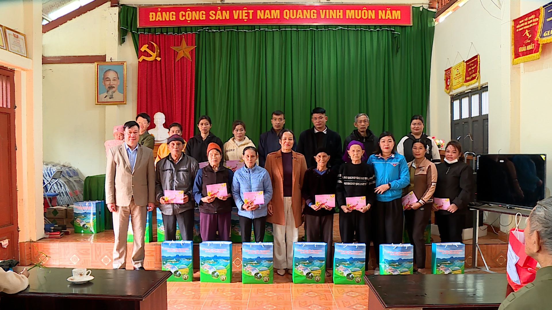 Đồng chí Phó Bí thư Thường trực Đảng ủy, Chủ tịch HĐND xã thăm, tặng quà các hộ gia đình có hoàn cảnh đặc biệt khó khăn nhân dịp Tết Nguyên đán Bính Ngọ 2026