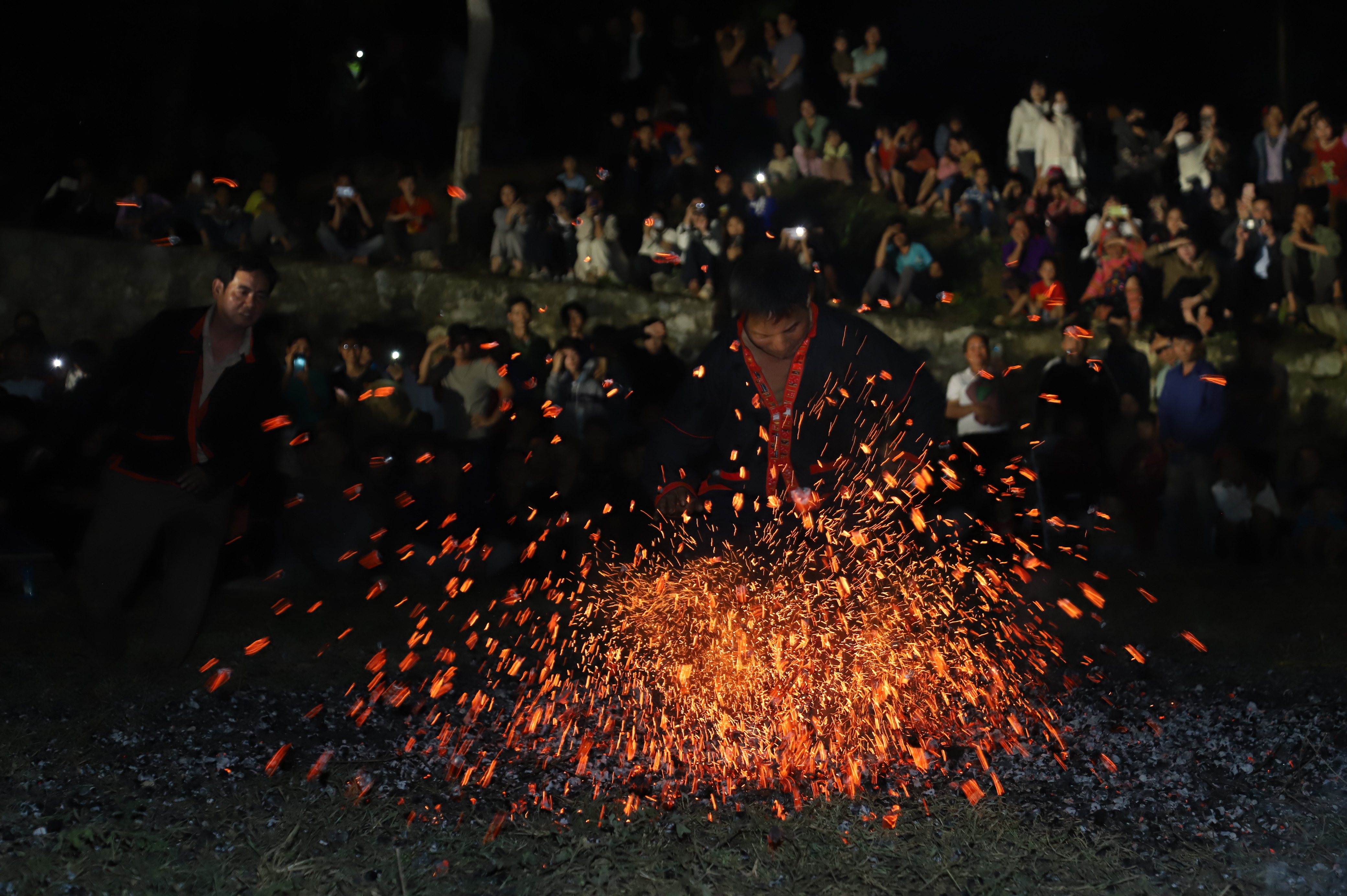 Độc đáo Lễ hội Nhảy lửa của dân tộc Pà Thẻn xã Liên Hiệp