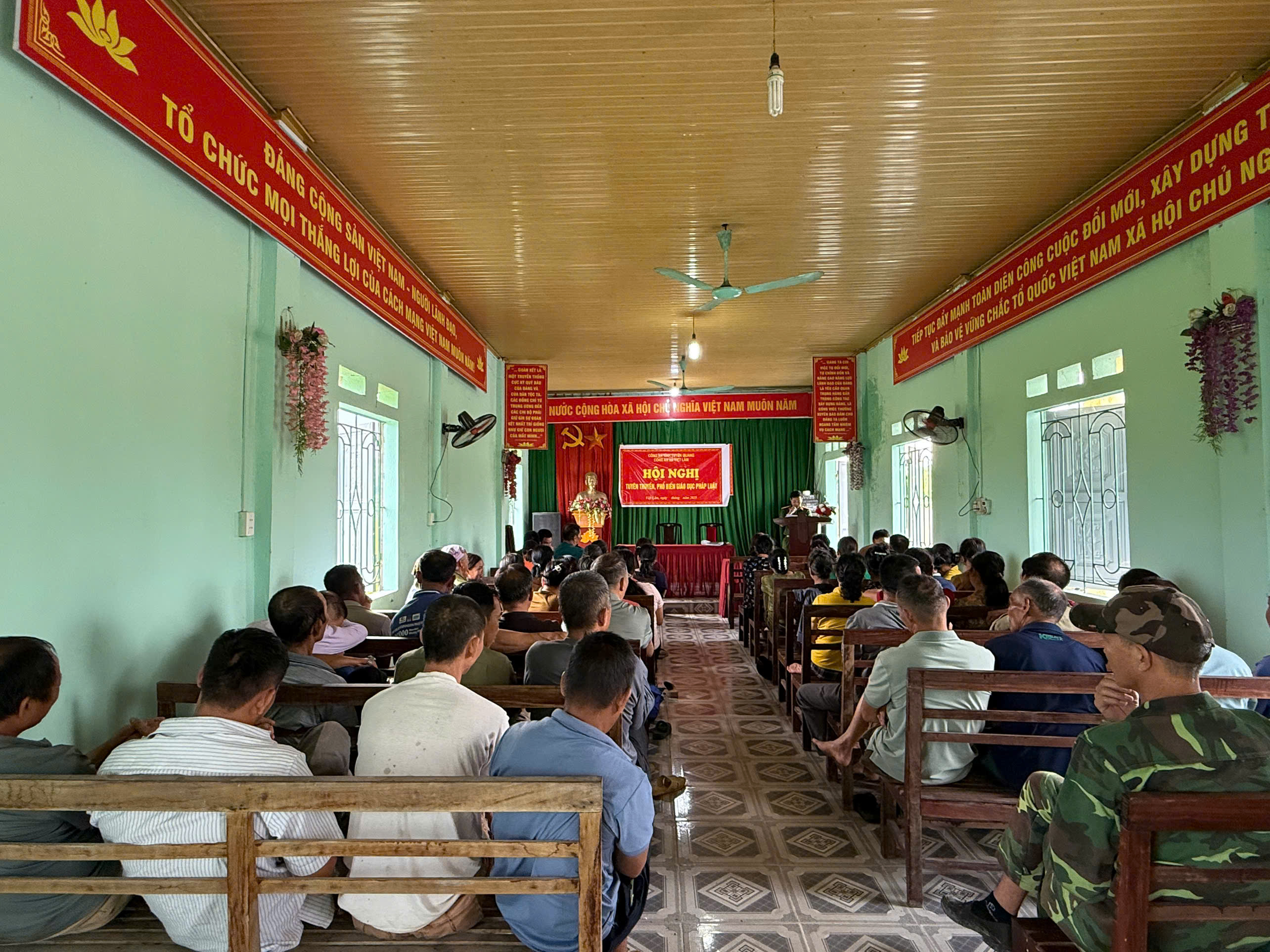 CÔNG AN XÃ VIỆT LÂM TUYÊN TRUYỀN, PHỔ BIẾN GIÁO DỤC PHÁP LUẬT TẠI ĐỊA PHƯƠNG