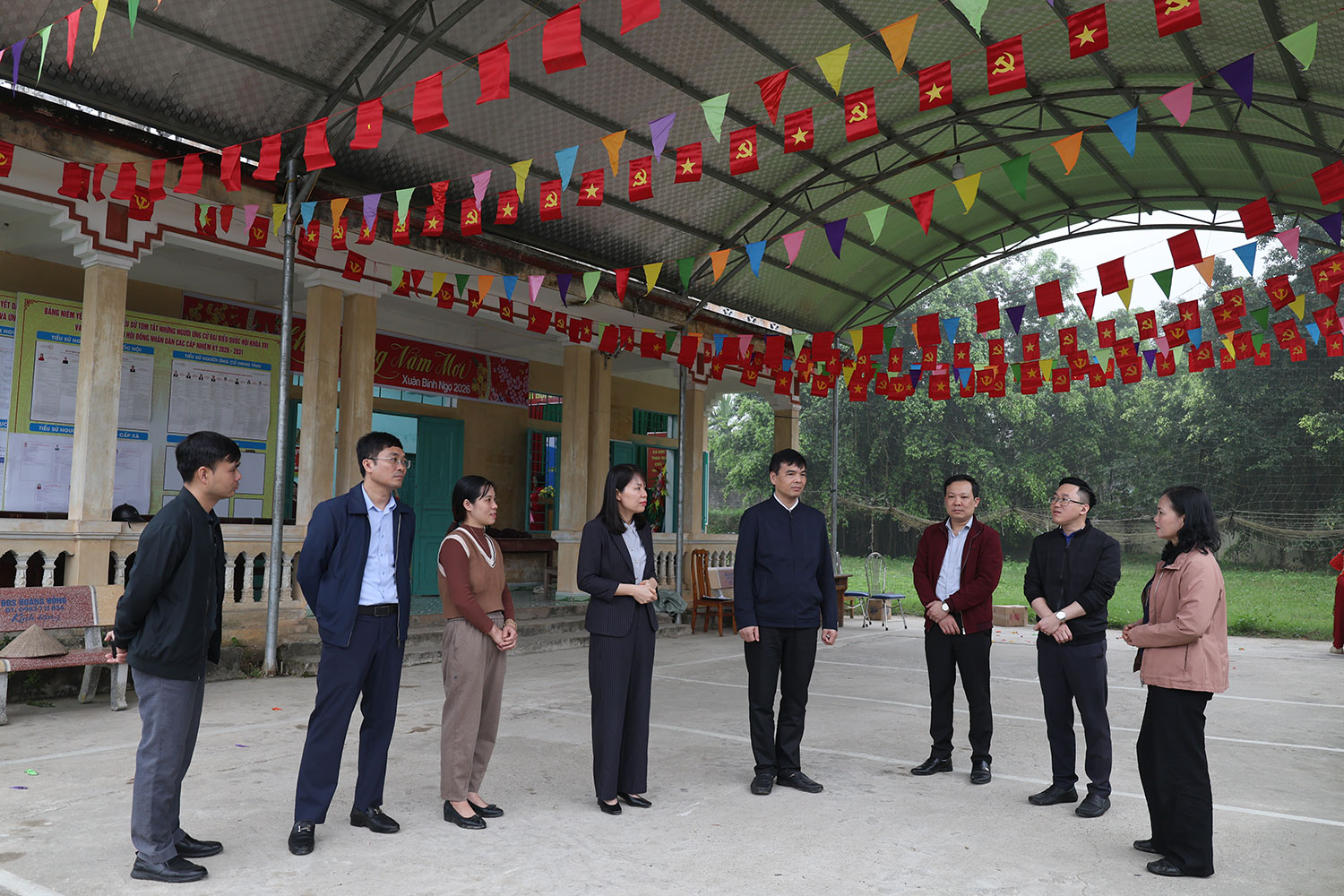 Các đồng chí lãnh đạo xã Yên Sơn kiểm tra công tác chuẩn bị bầu cử tại các khu vực bỏ phiếu