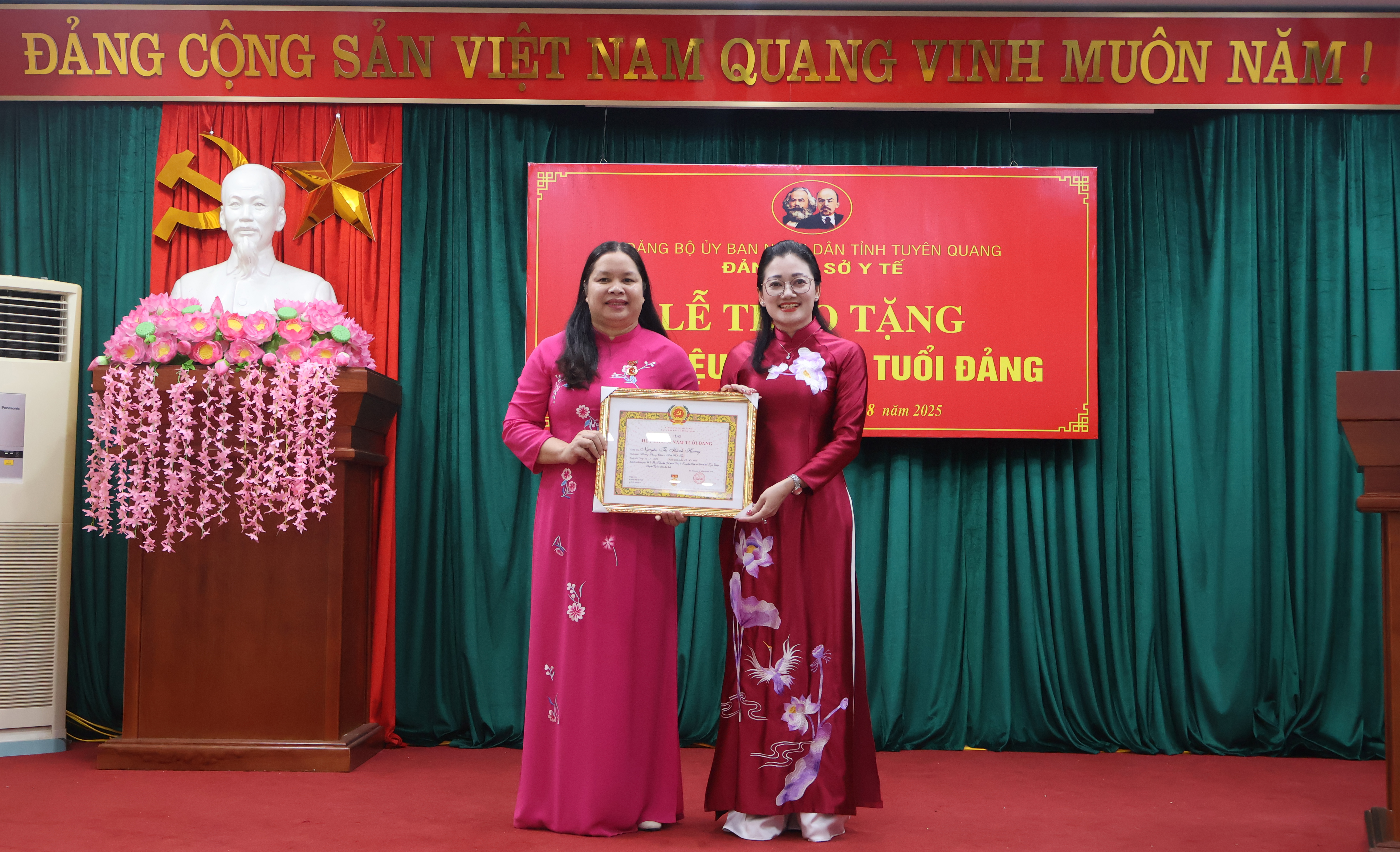 VIDEO. Đảng uỷ Sở Y tế tổ chức lễ trao tặng huy hiệu 30 năm tuổi Đảng