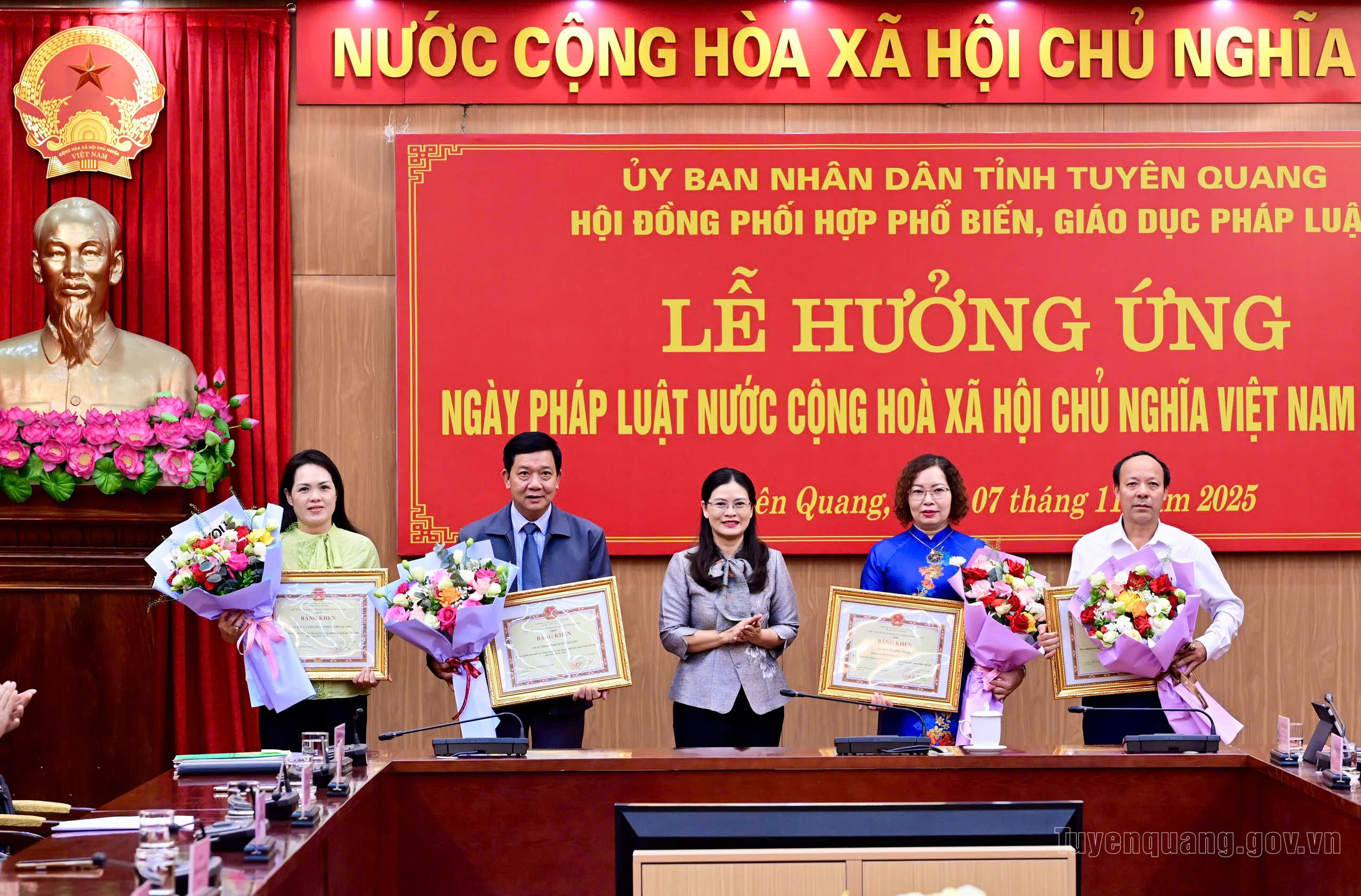 Gương mẫu trong thực hiện nhiệm vụ với tinh thần thượng tôn hiến pháp, pháp luật