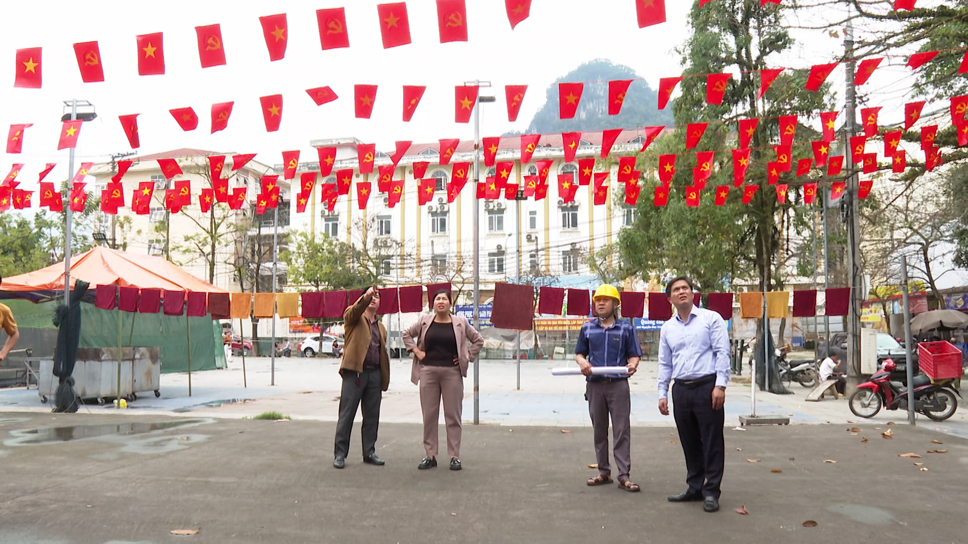 Chủ tịch UBND phường kiểm tra điểm bỏ phiếu