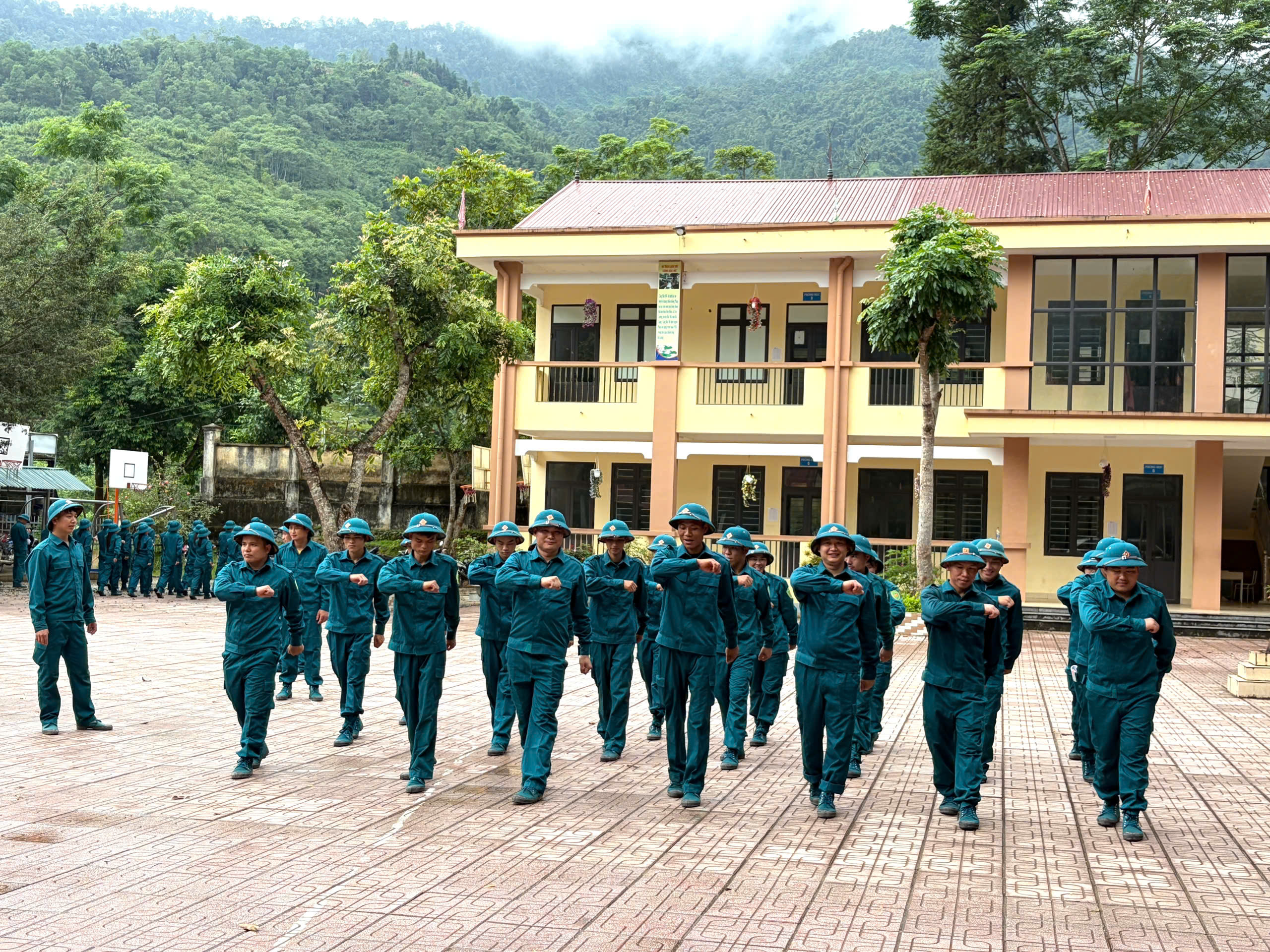 ĐỒNG CHÍ CHỦ TỊCH UBND XÃ KIỂM TRA CÔNG TÁC HUẤN LUYỆN DÂN QUÂN VÀ BẢO ĐẢM HẬU CẦN NĂM 2026