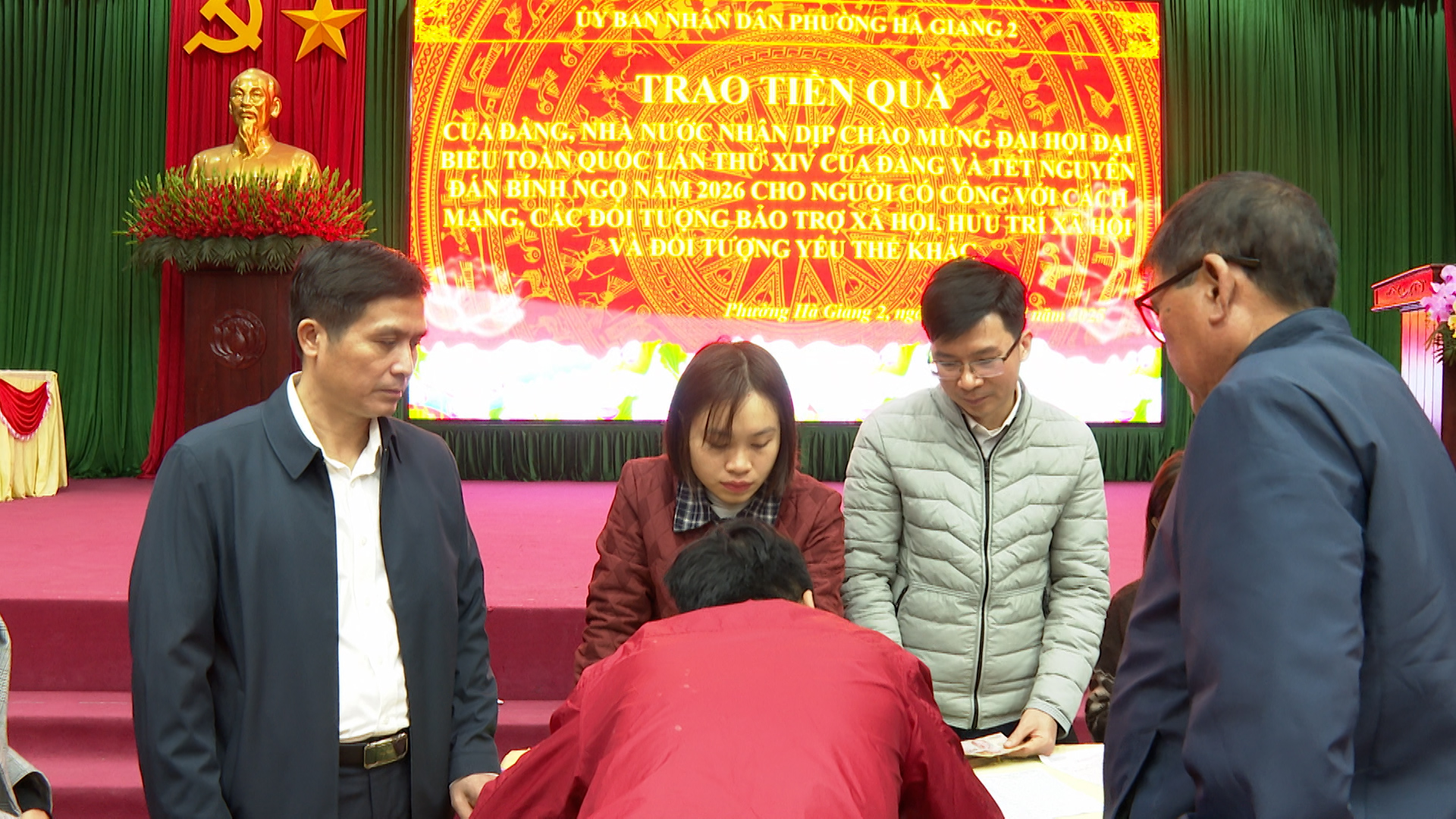 Phường Hà Giang 2 trao quà của Đảng, Nhà nước cho các đối tượng trên địa bàn