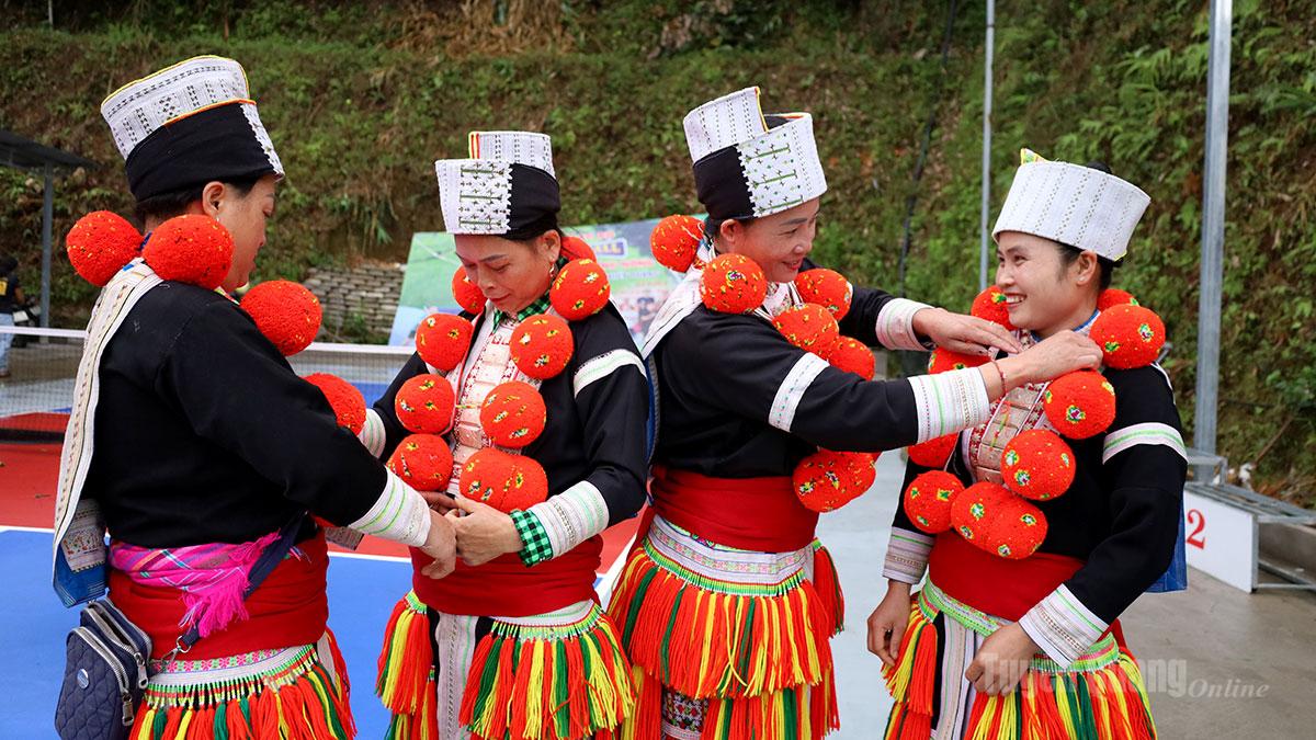 Giữ sắc thổ cẩm Dao Đỏ