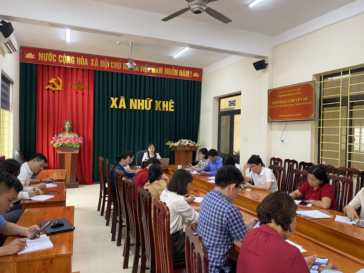 Các chi bộ trên địa bàn xã đồng loạt tổ chức sinh hoạt chuyên đề “Đảng viên tiên phong học tập kỹ năng số”