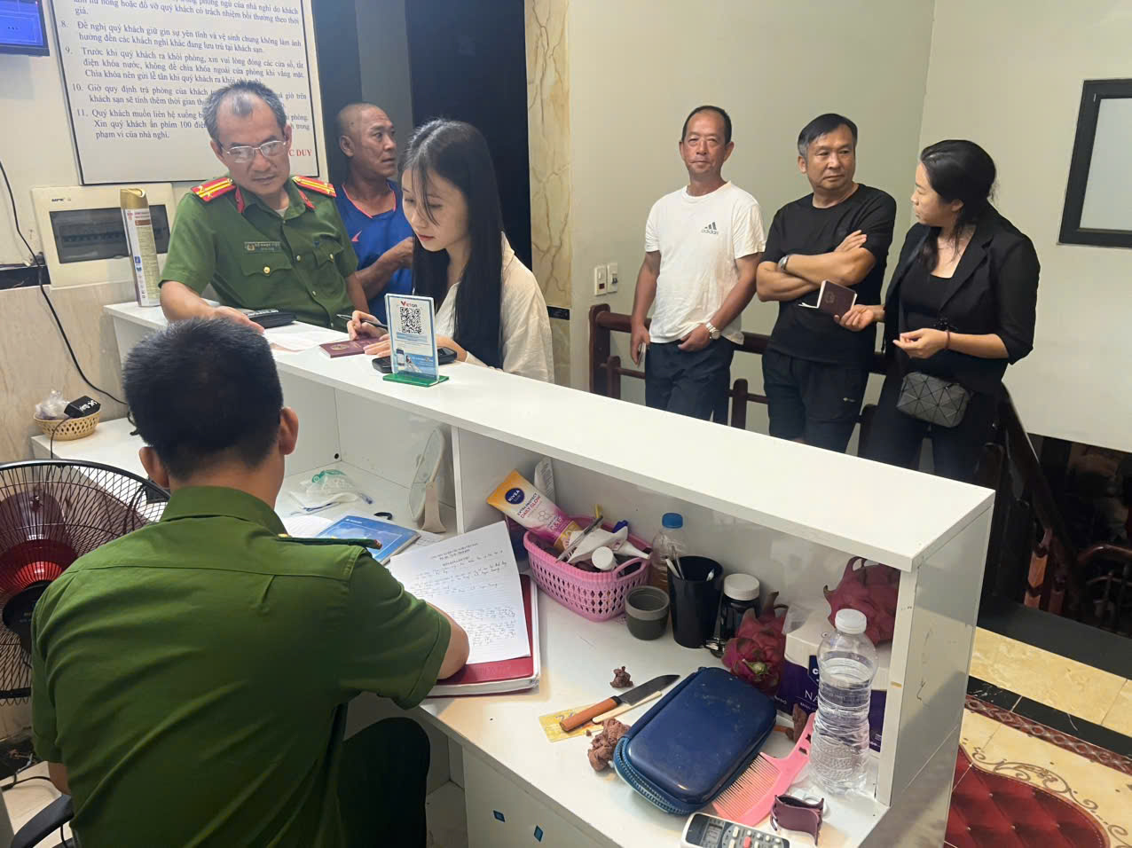 CÔNG AN XÃ SƠN THỦY TĂNG CƯỜNG KIỂM TRA CƯ TRÚ ĐỐI VỚI NGƯỜI NƯỚC NGOÀI