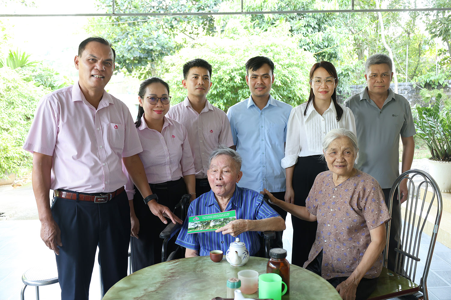 Ngân hàng Chính sách xã hội tỉnh thăm, tặng quà gia đình chính sách, người có công tại xã Yên Sơn
