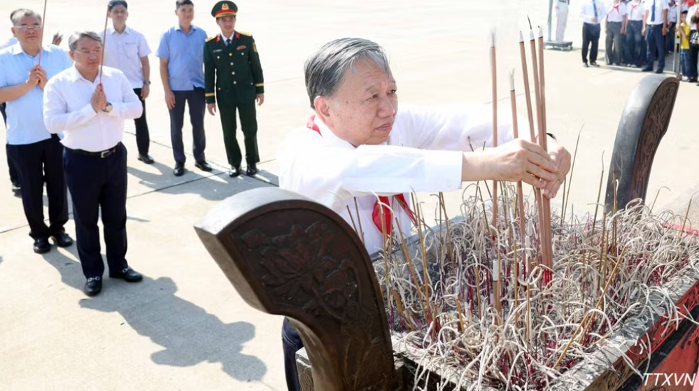 Tổng Bí thư, Chủ tịch nước Tô Lâm dâng hương tưởng nhớ Chủ tịch Hồ Chí Minh tại Hà Nội