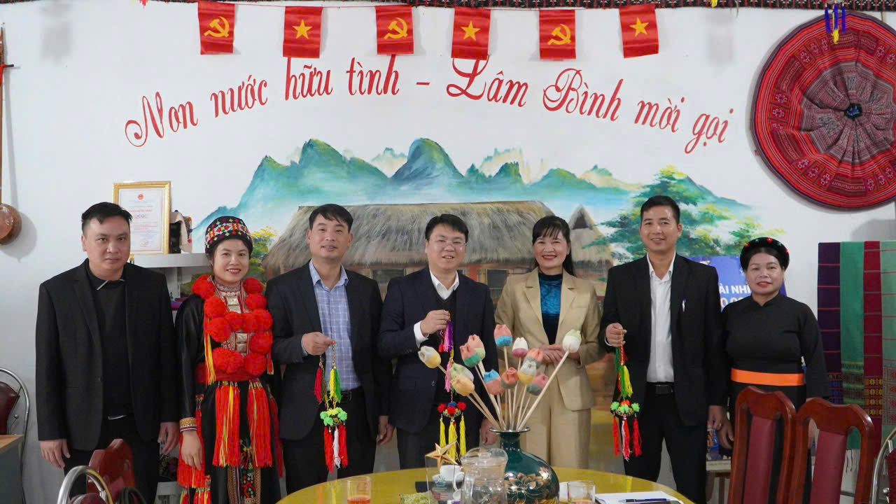 Đồng chí Tô Viết Hiệp, Bí thư Đảng uỷ xã thăm và làm việc với Hợp tác xã Thổ cẩm Lâm Bình - xứ Tuyên