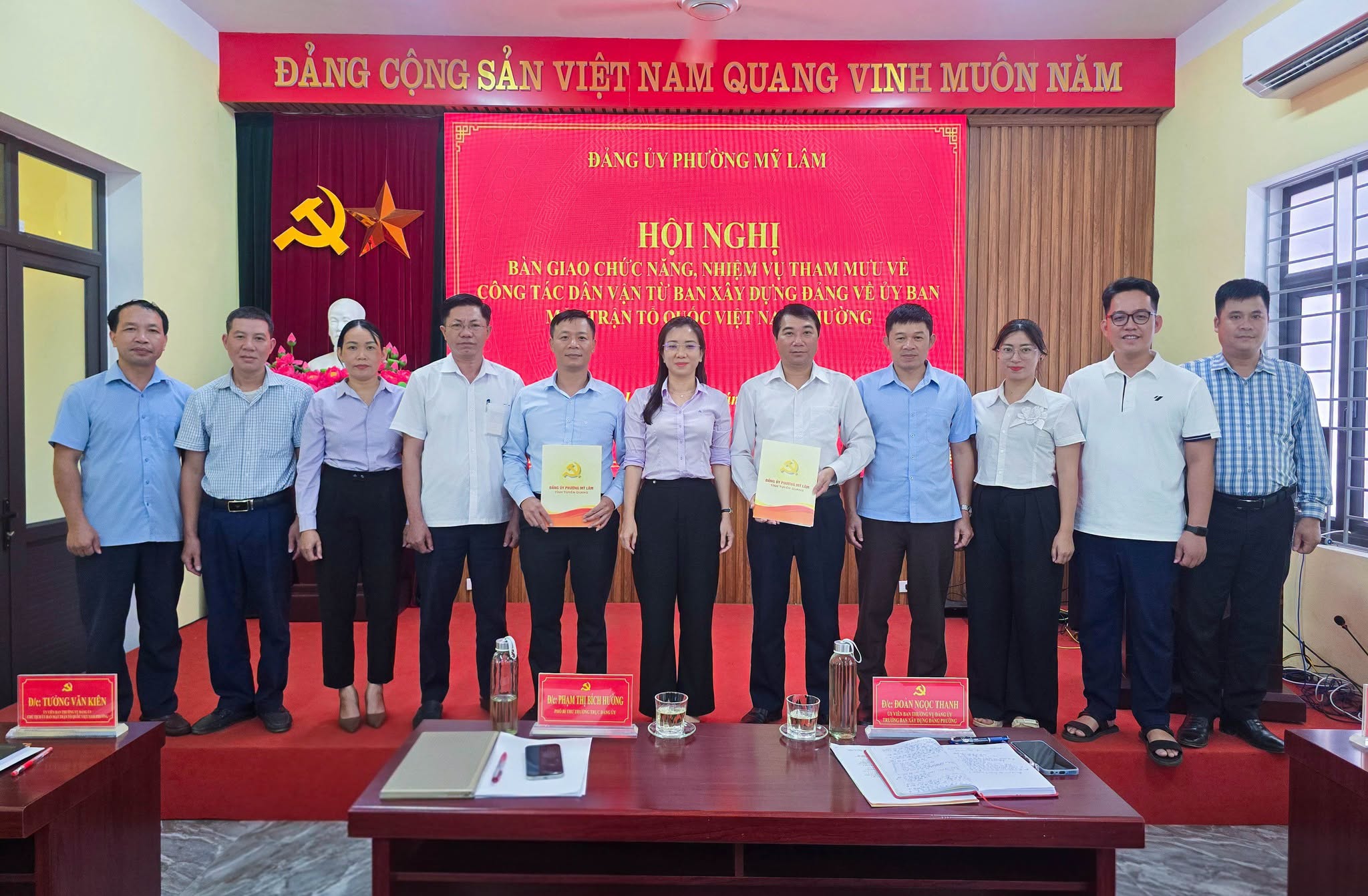 HỘI NGHỊ BÀN GIAO NHIỆM VỤ THAM MƯU CÔNG TÁC DÂN VẬN TỪ BAN XÂY DỰNG ĐẢNG VỀ CƠ QUAN ỦY BAN MTTQ PHƯỜNG