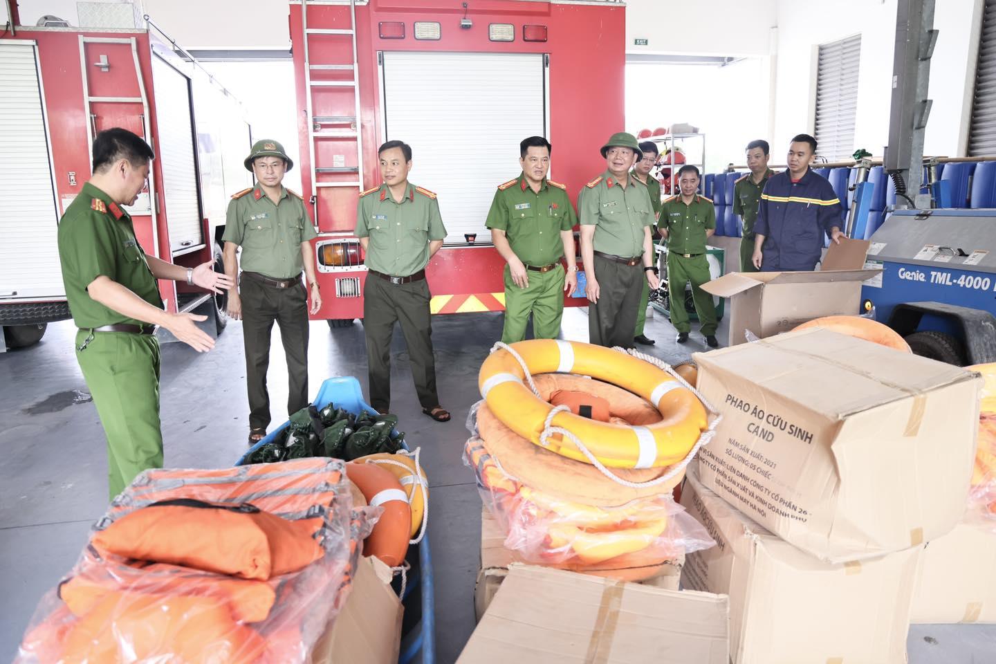 LÃNH ĐẠO CÔNG AN TỈNH KIỂM TRA CÔNG TÁC KHẮC PHỤC HẬU QUẢ CƠN BÃO SỐ 10