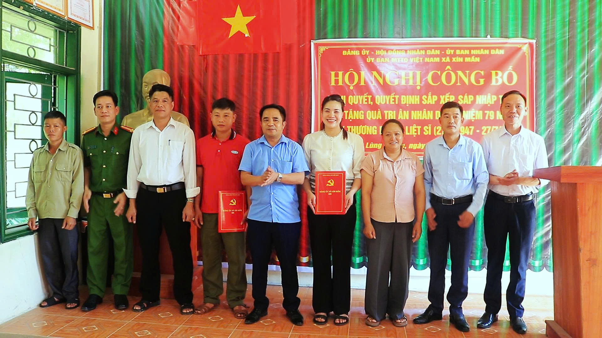 HỘI NGHỊ CÔNG BỐ CÁC NGHỊ QUYẾT, QUYẾT ĐỊNH VỀ SẮP XẾP, TỔ CHỨC LẠI THÔN LÙNG CHÁNG