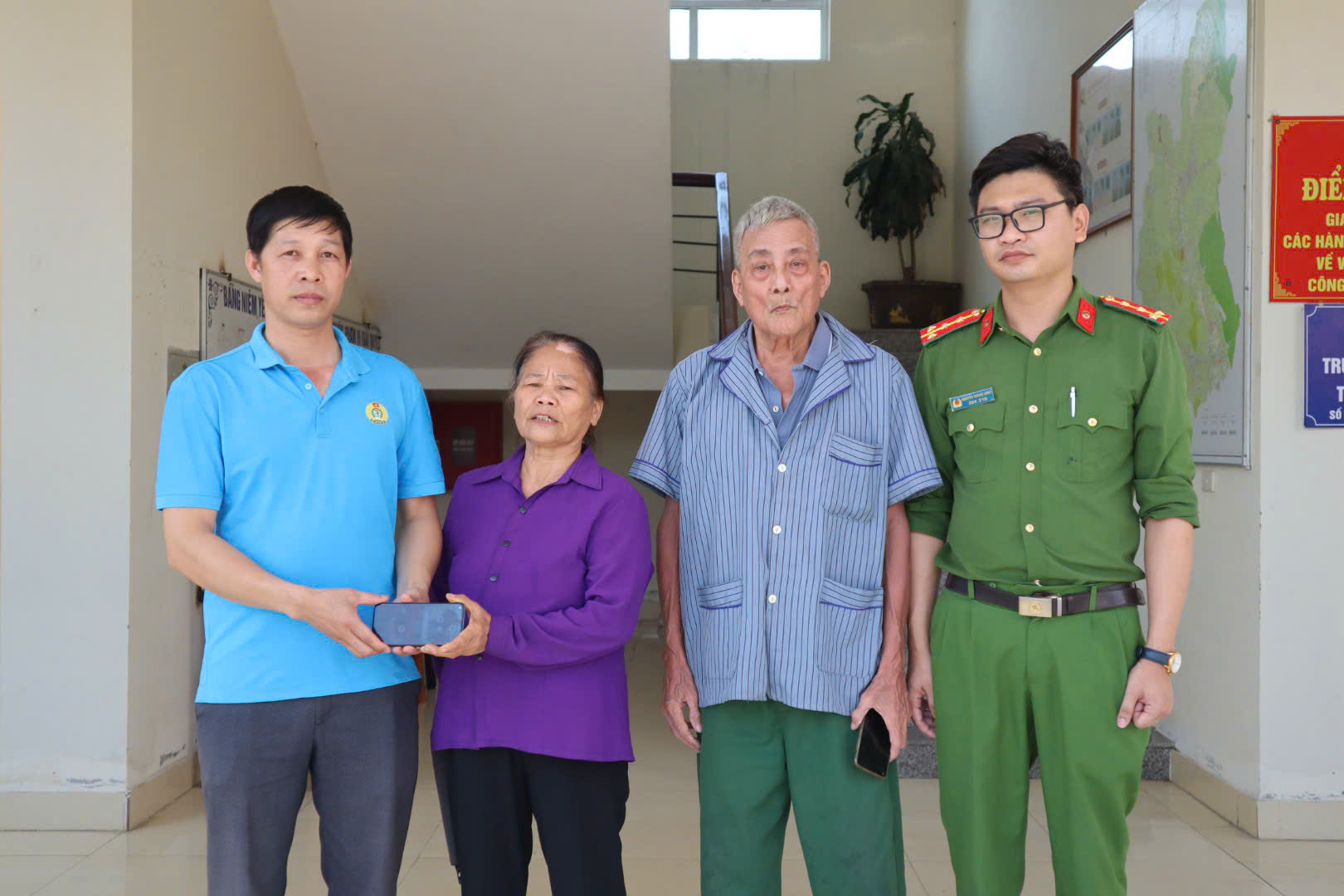 CÔNG AN XÃ TRƯỜNG SINH TIẾP NHẬN, TRAO TRẢ TÀI SẢN CHO NGƯỜI DÂN ĐÁNH RƠI