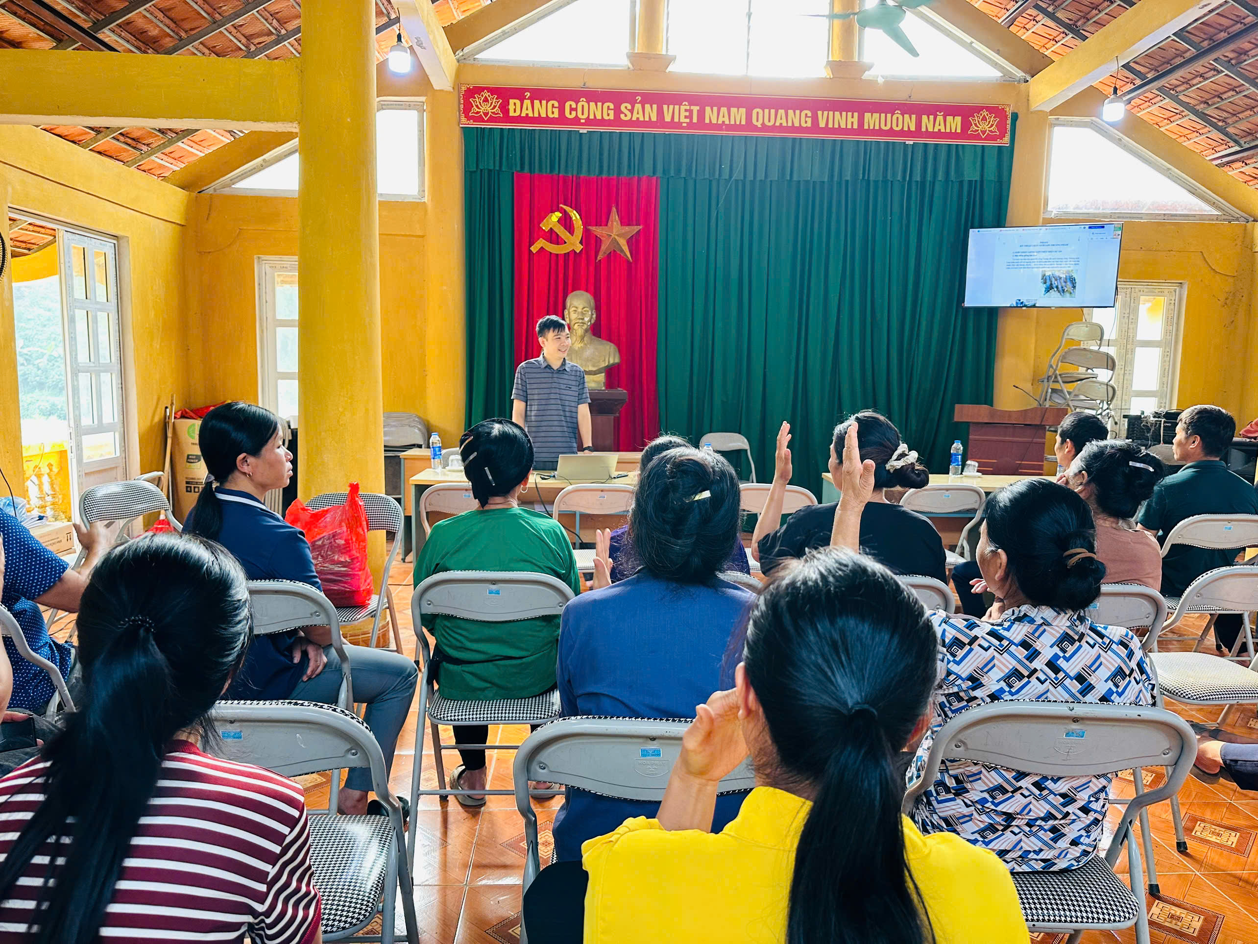 XÃ CÔN LÔN TẬP HUẤN KỸ THUẬT CHĂN NUÔI LỢN ĐEN THƯƠNG PHẨM, HỖ TRỢ PHÁT TRIỂN SẢN XUẤT GIẢM NGHÈO BỀN VỮNG