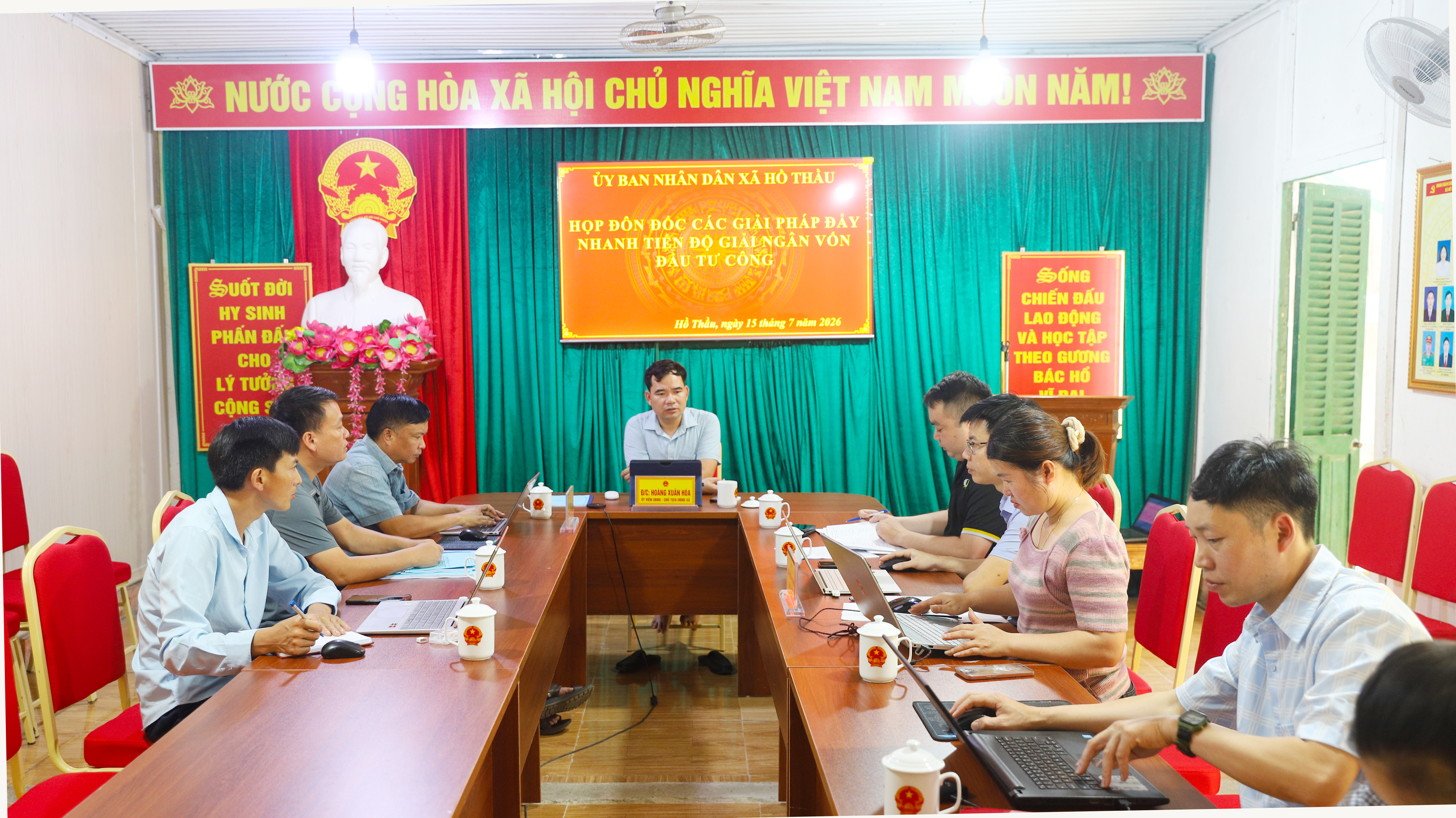 Hồ thầu Họp bàn giải pháp đẩy nhanh tiến độ giải ngân vốn đầu tư công.