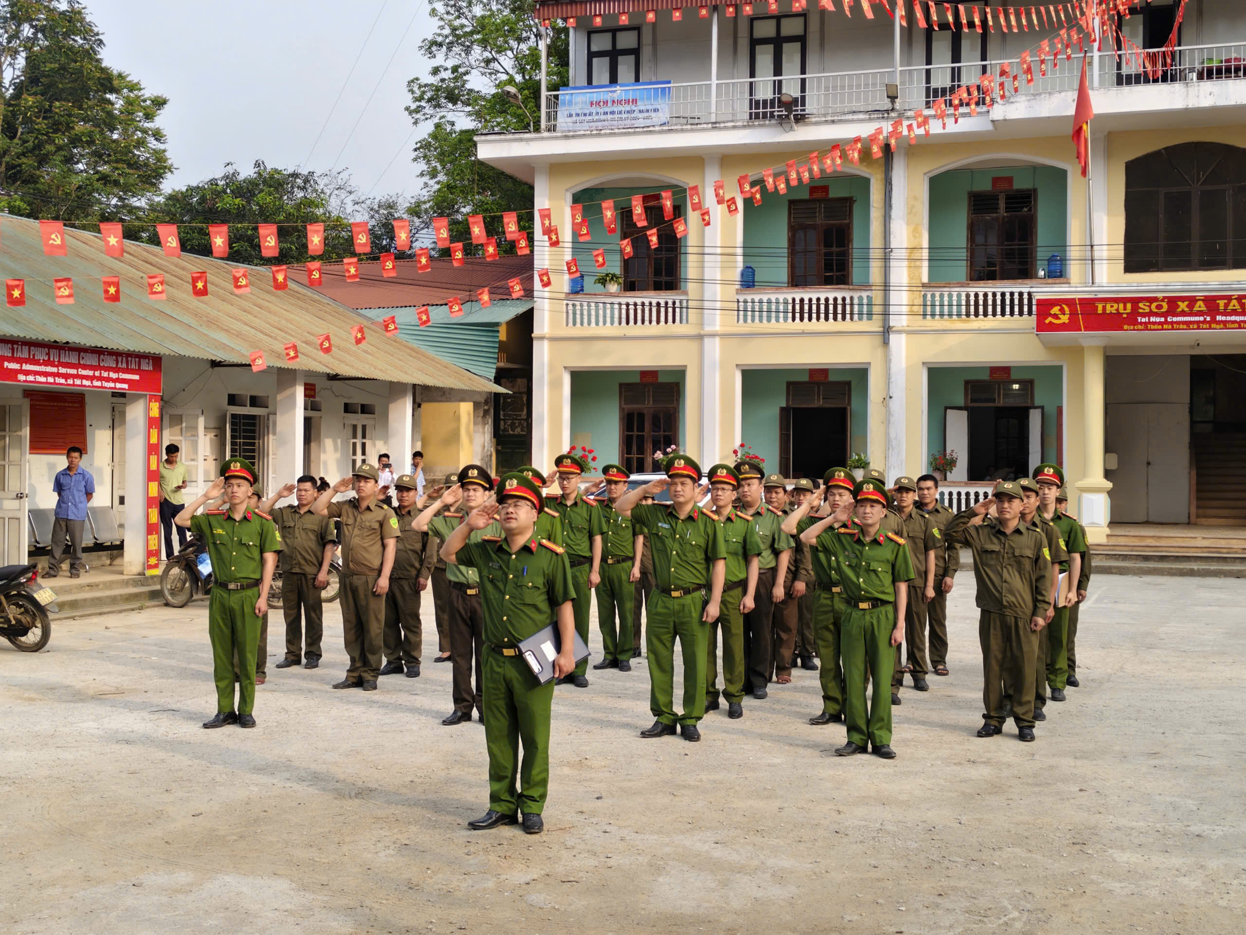 CÔNG AN XÃ TÁT NGÀ TỔ CHỨC LỄ CHÀO CỜ VÀ GIAO BAN LỰC LƯỢNG BẢO VỆ ANTT Ở CƠ SỞ THÁNG 4