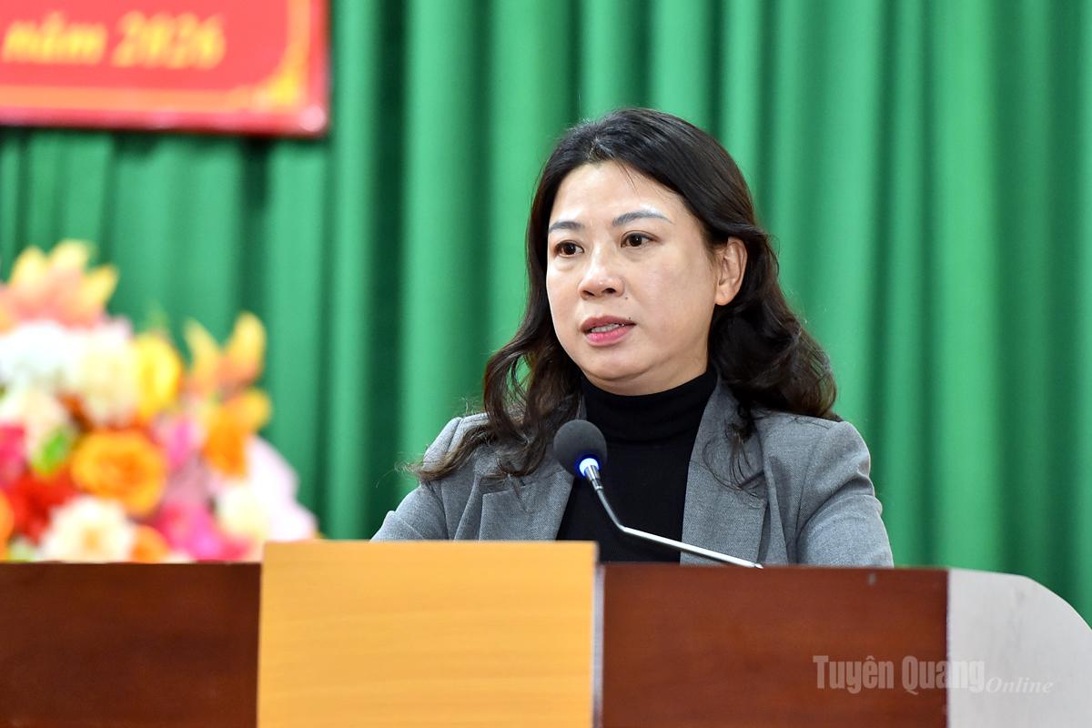 Phó Bí thư Thường trực Tỉnh ủy Lê Thị Kim Dung làm việc với xã Đông Thọ, chúc Tết và tặng quà các hộ nghèo.