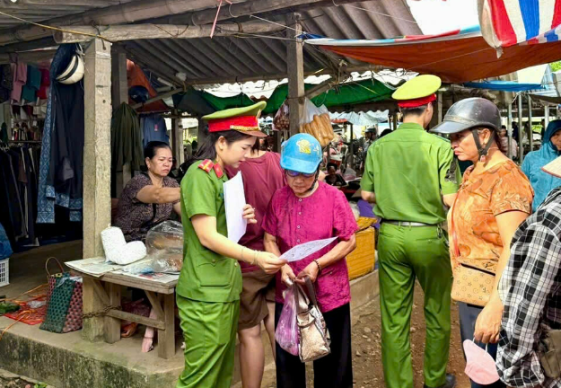 CÔNG AN XÃ YÊN SƠN TĂNG CƯỜNG TUYÊN TRUYỀN PHÒNG, CHỐNG HÀNG GIẢ, HÀNG KÉM CHẤT LƯỢNG TẠI CHỢ PHIÊN