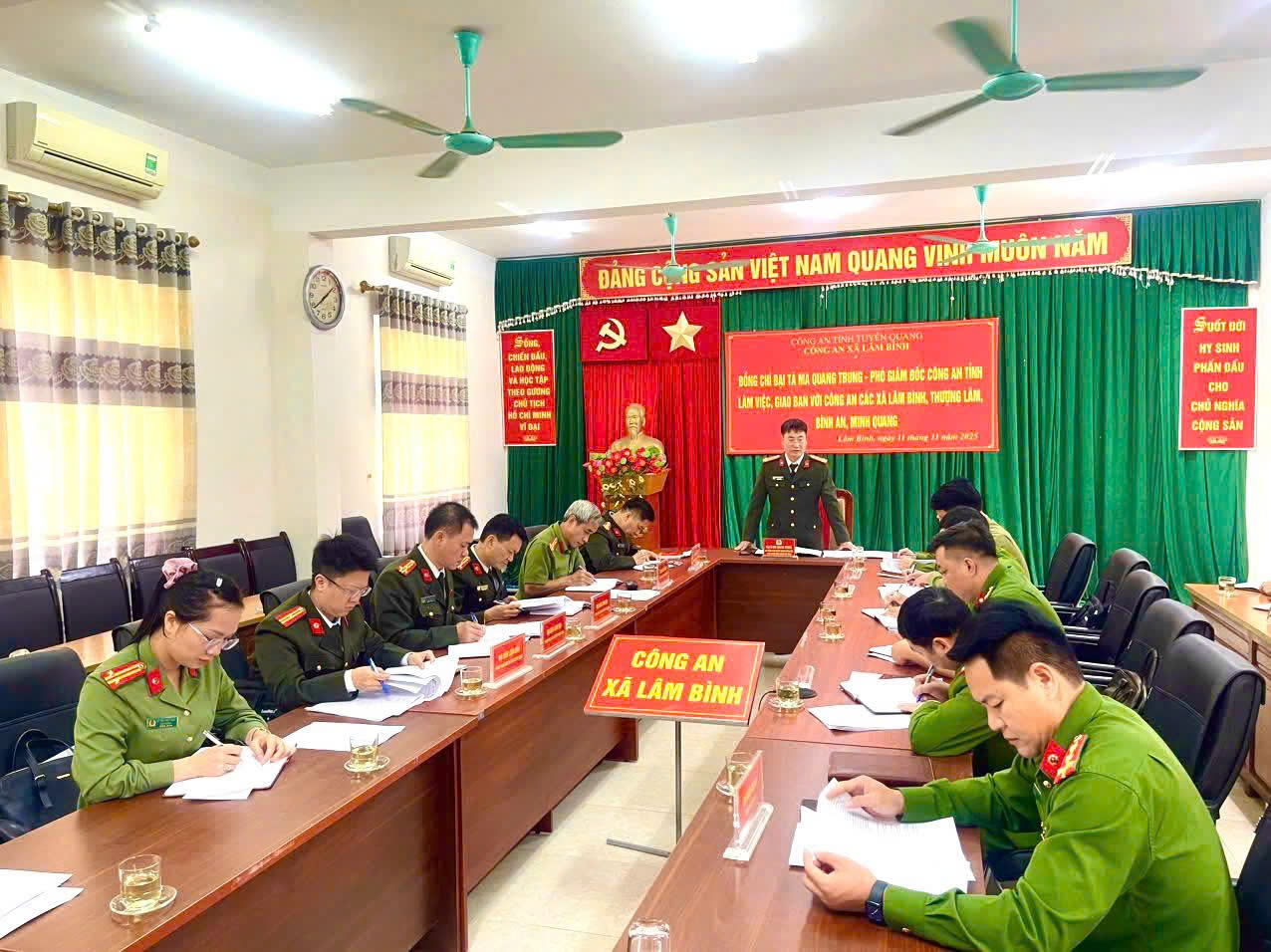 LÃNH ĐẠO CÔNG AN TỈNH LÀM VIỆC, GIAO BAN VỚI CÔNG AN CẤP XÃ