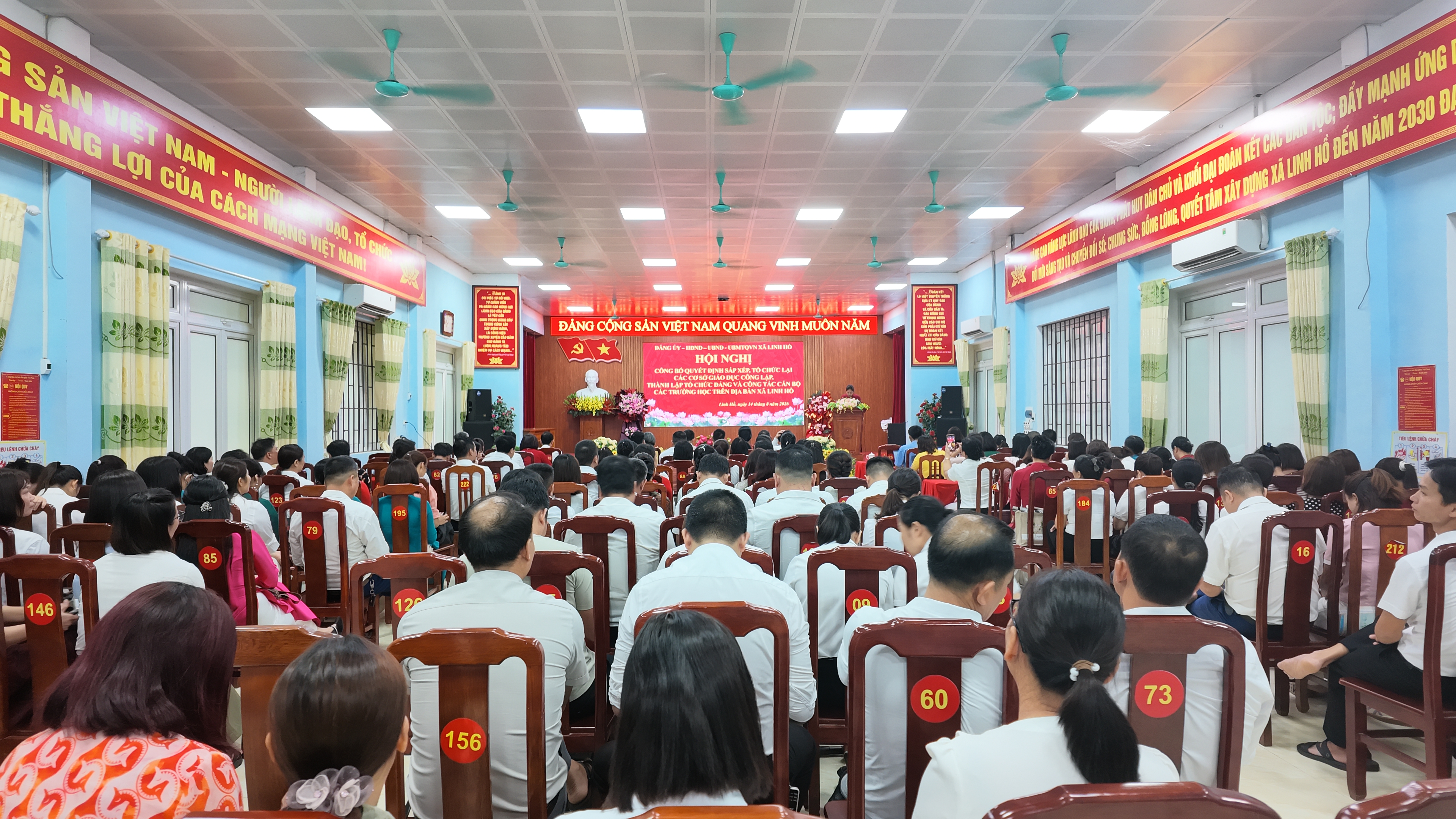 Xã Linh Hồ công bố các quyết định sắp xếp, tổ chức lại các cơ sở giáo dục trên địa bàn