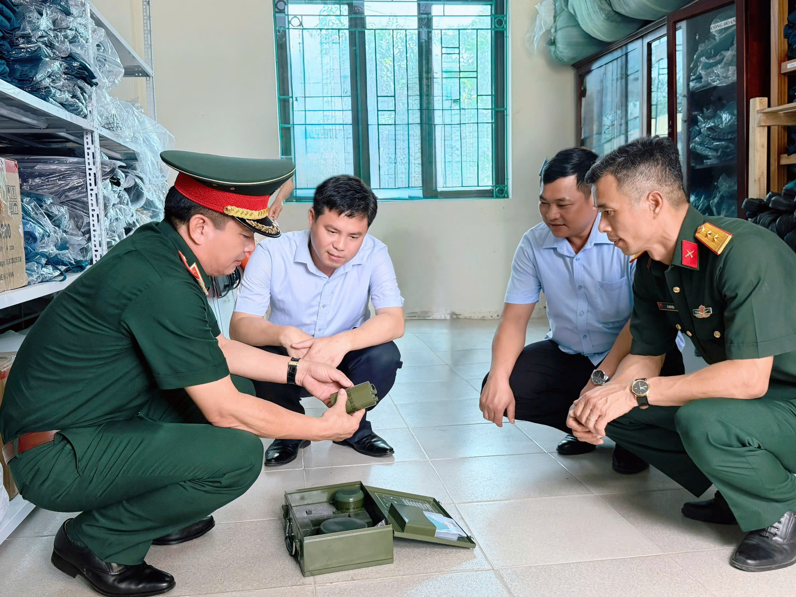 Thiếu tướng Nguyễn Đình Cương, Ủy viên BTV Tỉnh ủy, Chỉ huy trưởng Bộ CHQS tỉnh Tuyên Quang kiểm tra, nắm tình hình công tác quân sự, quốc phòng tại xã Nhữ Khê