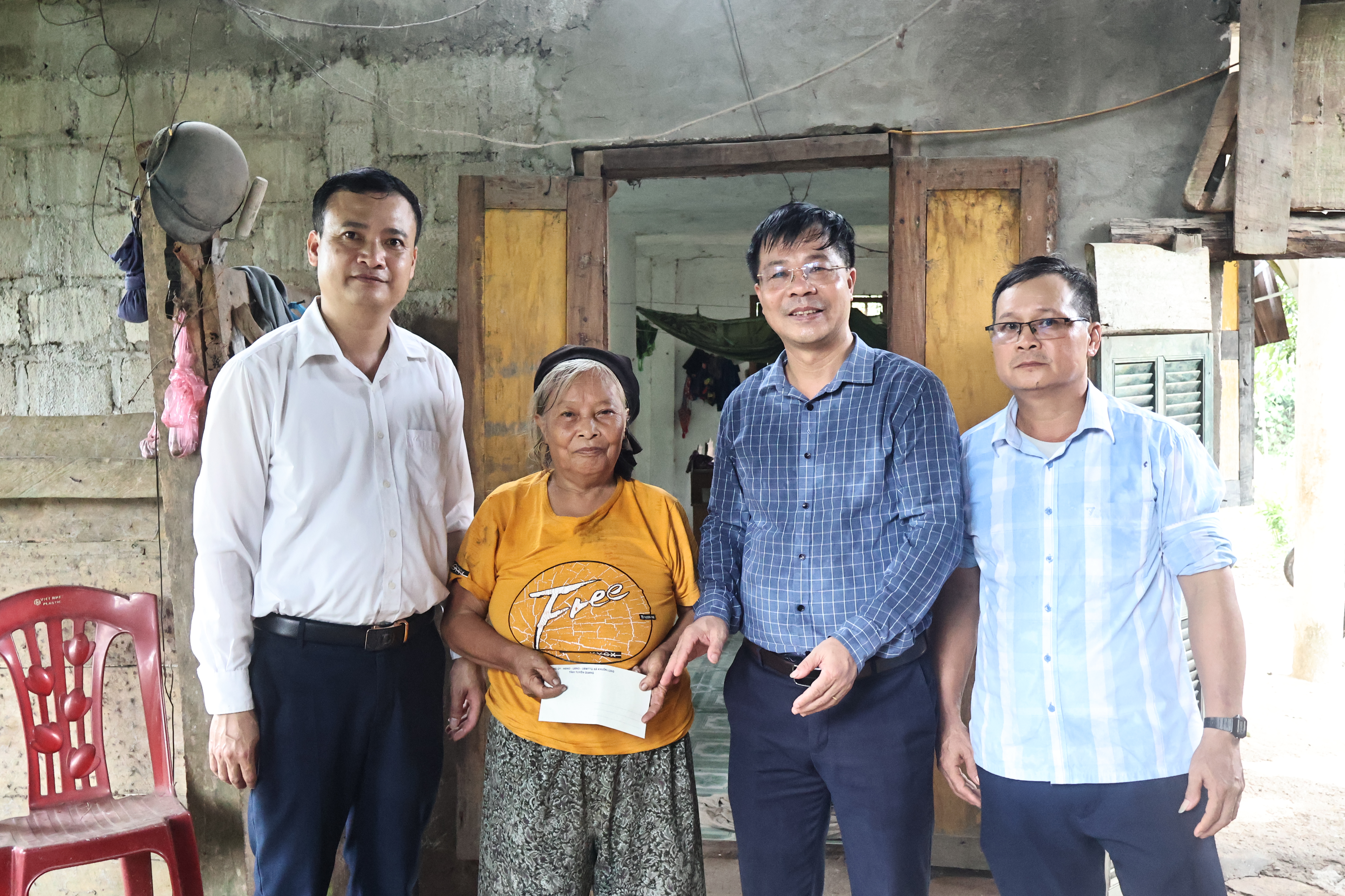 LÃNH ĐẠO XÃ KHUÔN LÙNG THĂM HỎI, ĐỘNG VIÊN CÁC HỘ GIA ĐÌNH BỊ ẢNH HƯỞNG DO MƯA LỚN, GIÔNG LỐC