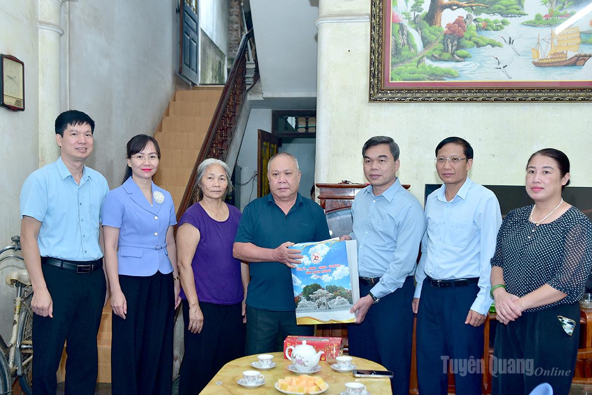 Phó Bí thư Tỉnh ủy, Chủ tịch Ủy ban MTTQ Việt Nam tỉnh Ma Thế Hồng thăm, tặng quà người có công tại xã Hàm Yên và xã Bình Xa
