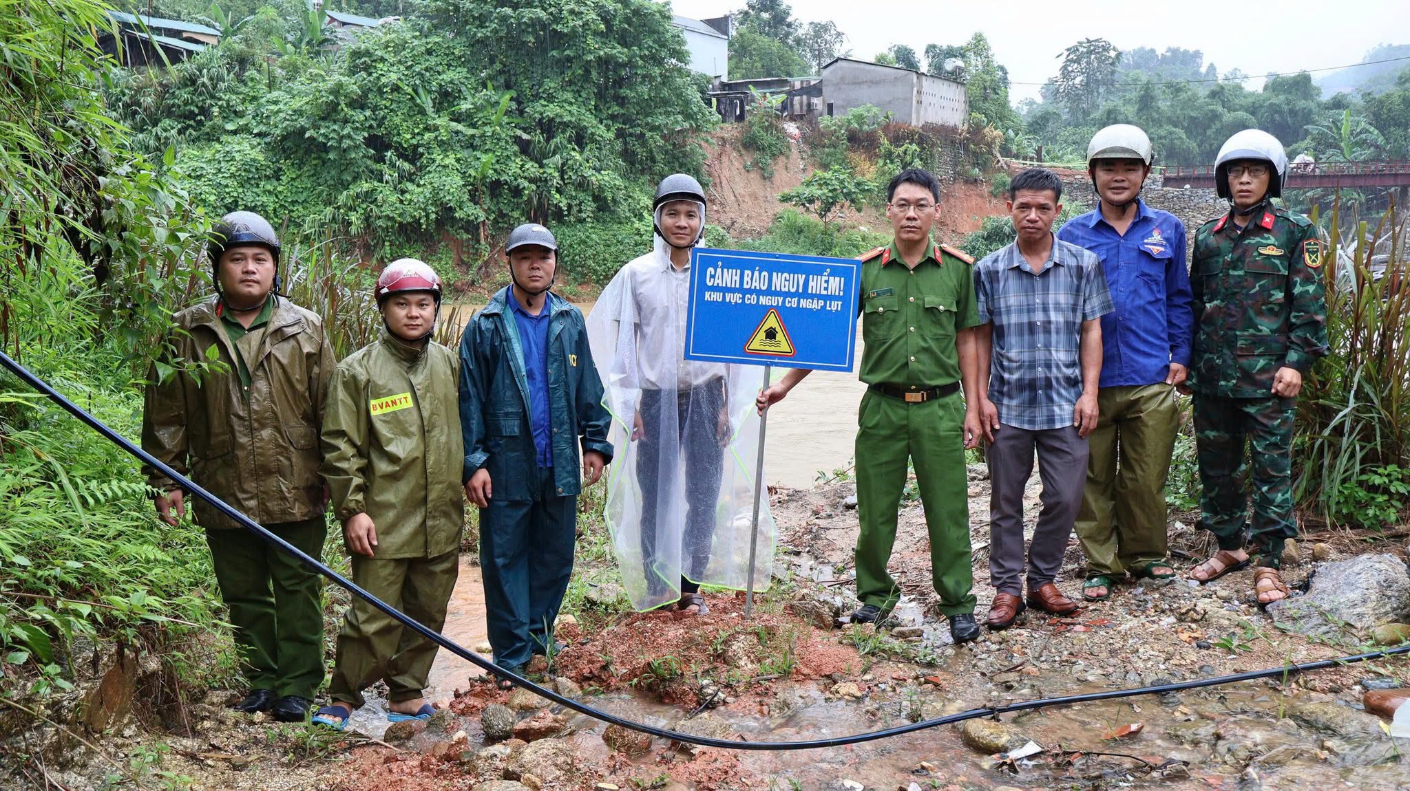 XÃ KHUÔN LÙNG RA QUÂN CẮM BIỂN CẢNH BÁO PHÒNG, CHỐNG THIÊN TAI TẠI CÁC KHU VỰC CÓ NGUY CƠ SẠT LỞ, NGẬP ÚNG