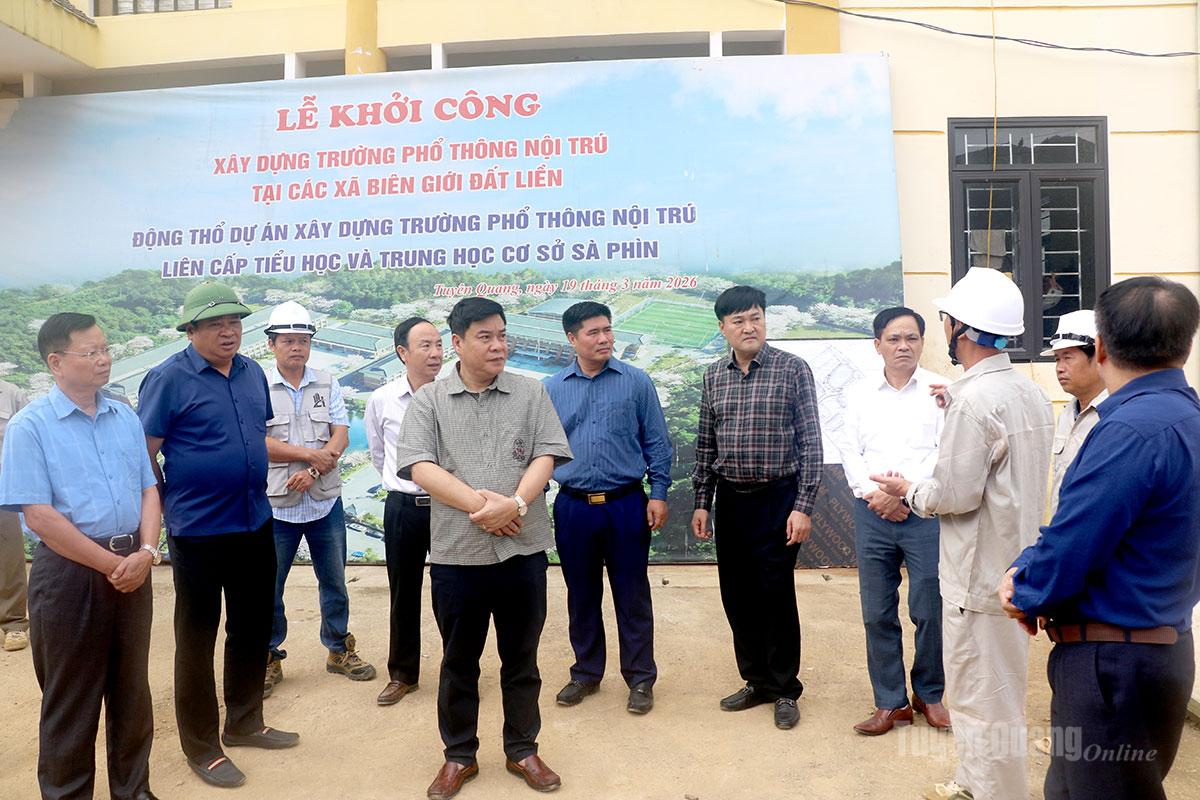 Phó Chủ tịch UBND tỉnh Hoàng Gia Long kiểm tra tiến độ xây dựng các trường PTNT liên cấp tại Sà Phìn và Đồng Văn