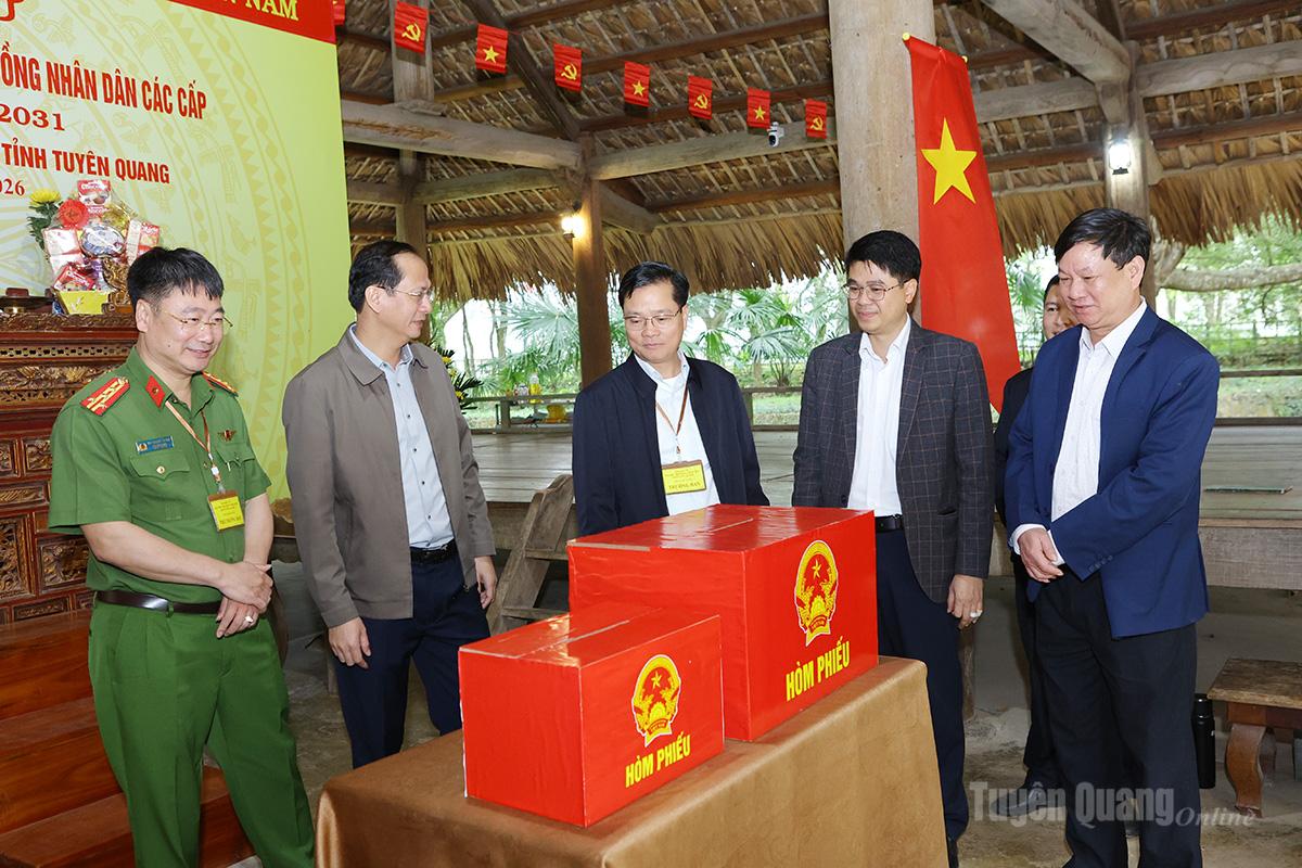 Trưởng Ban Tổ chức Tỉnh ủy Trần Quang Minh kiểm tra công tác chuẩn bị tổ chức bầu cử tại xã Minh Thanh và Tân Trào