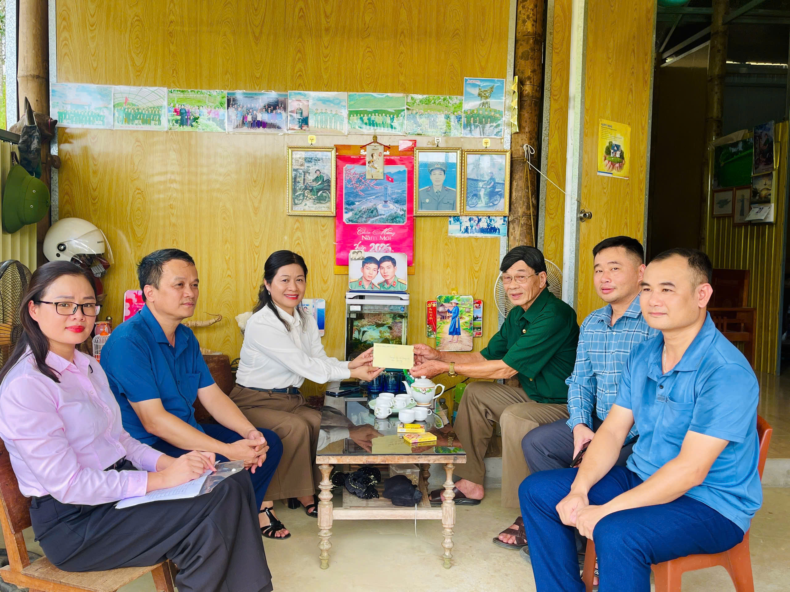Lãnh đạo xã Kiên Đài thăm, tặng quà người có công nhân dịp 27/7/2026